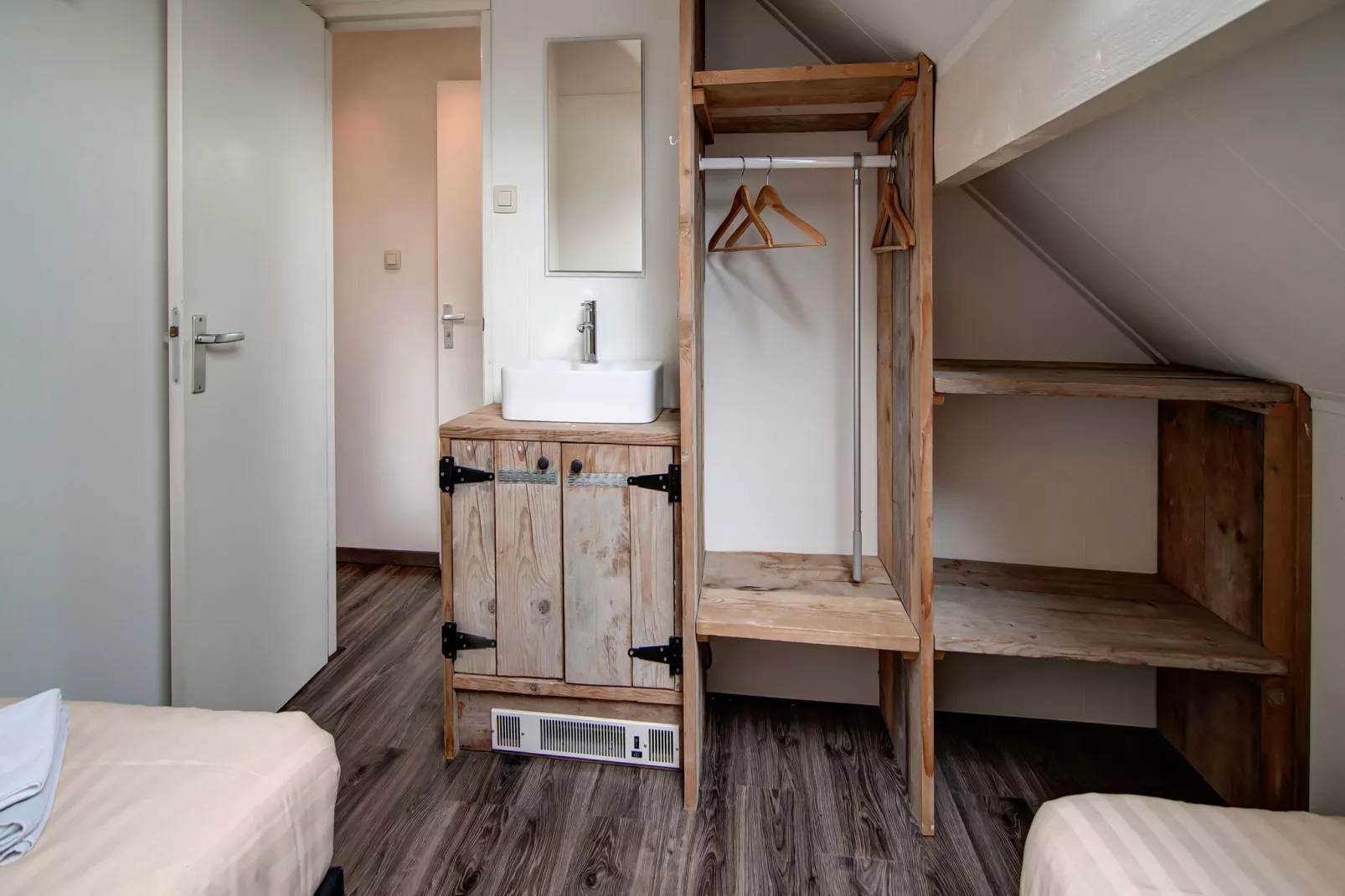 Nr 48-Bedroom