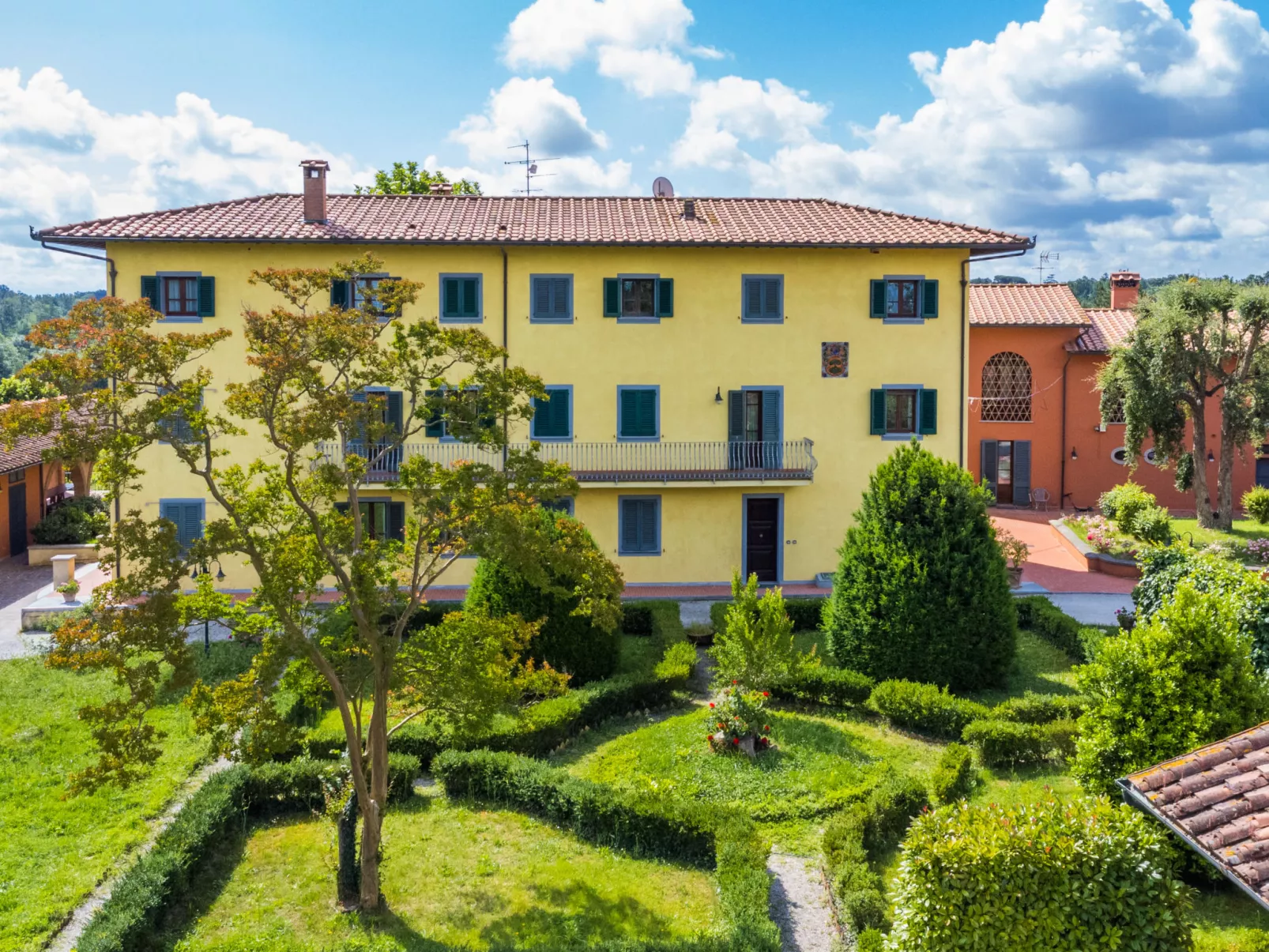 Villa Elena-Outside