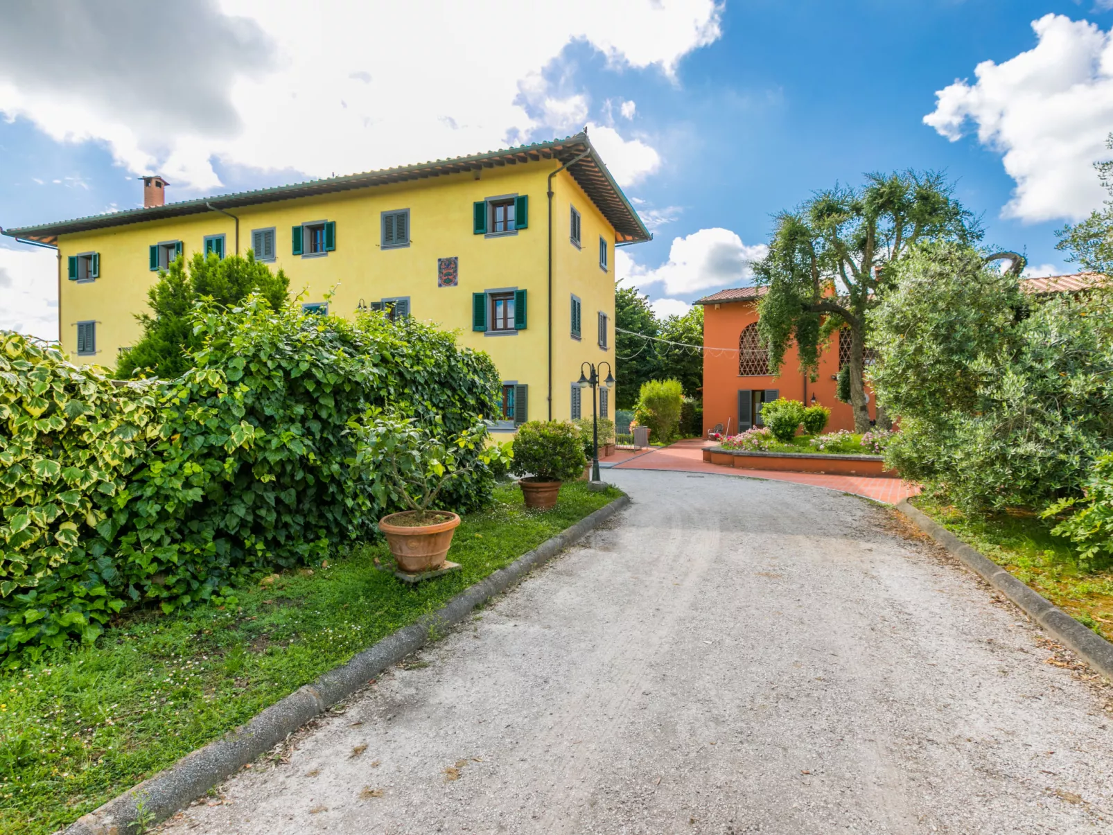 Villa Elena-Outside