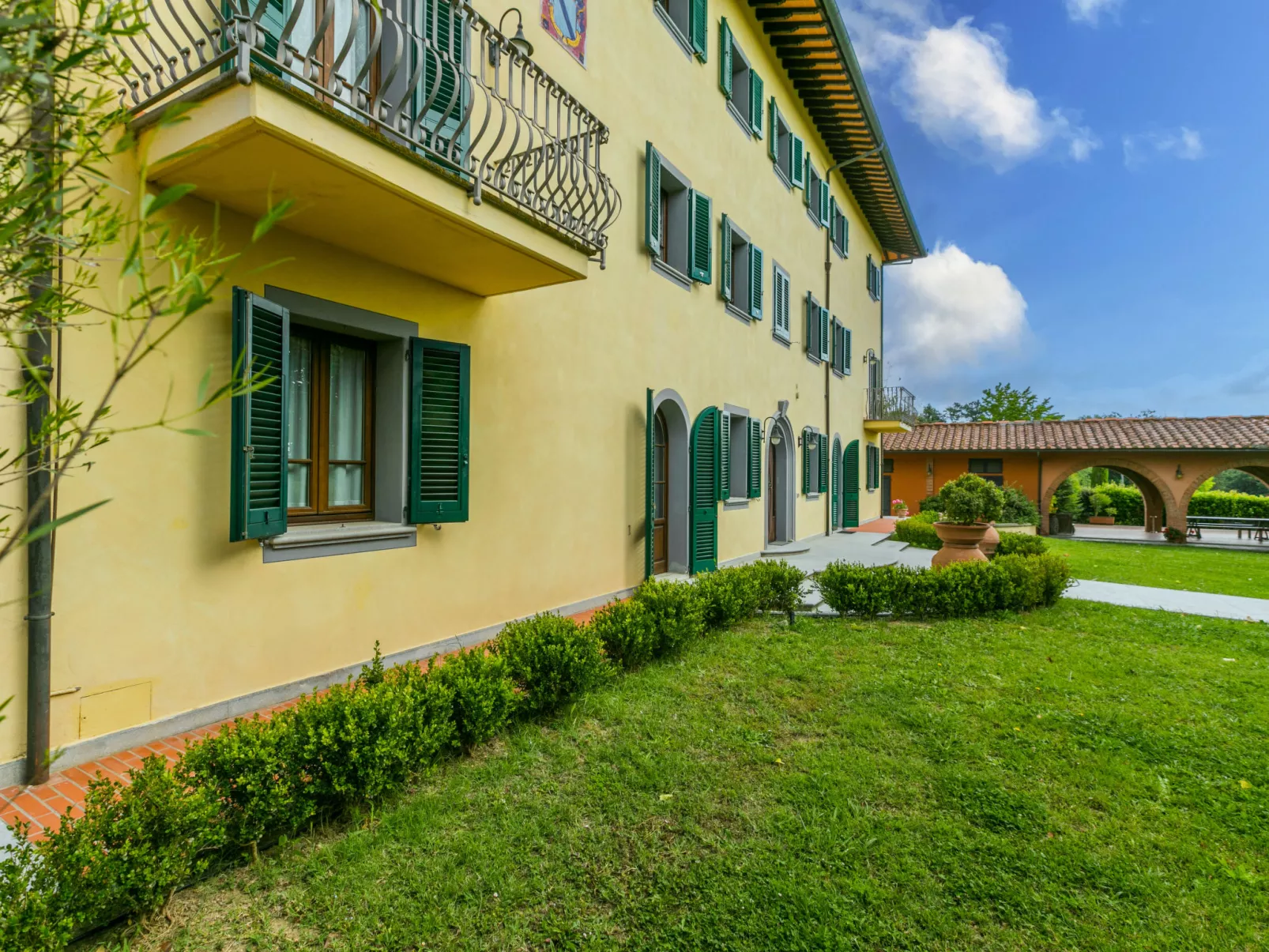 Villa Elena-Outside