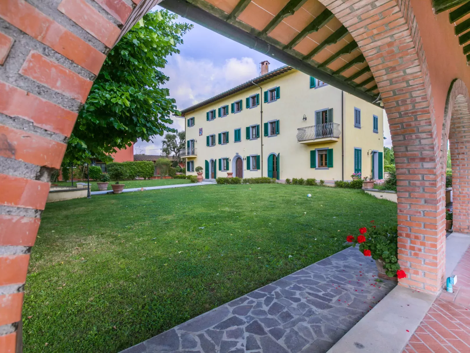 Villa Elena-Outside