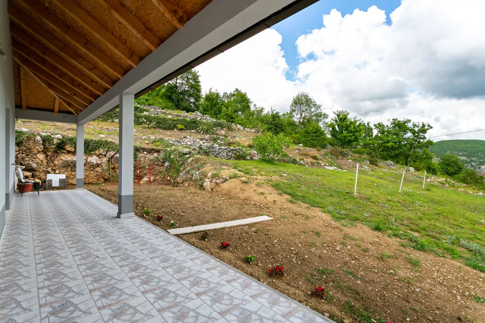 Rosa-Terrassenbalkon