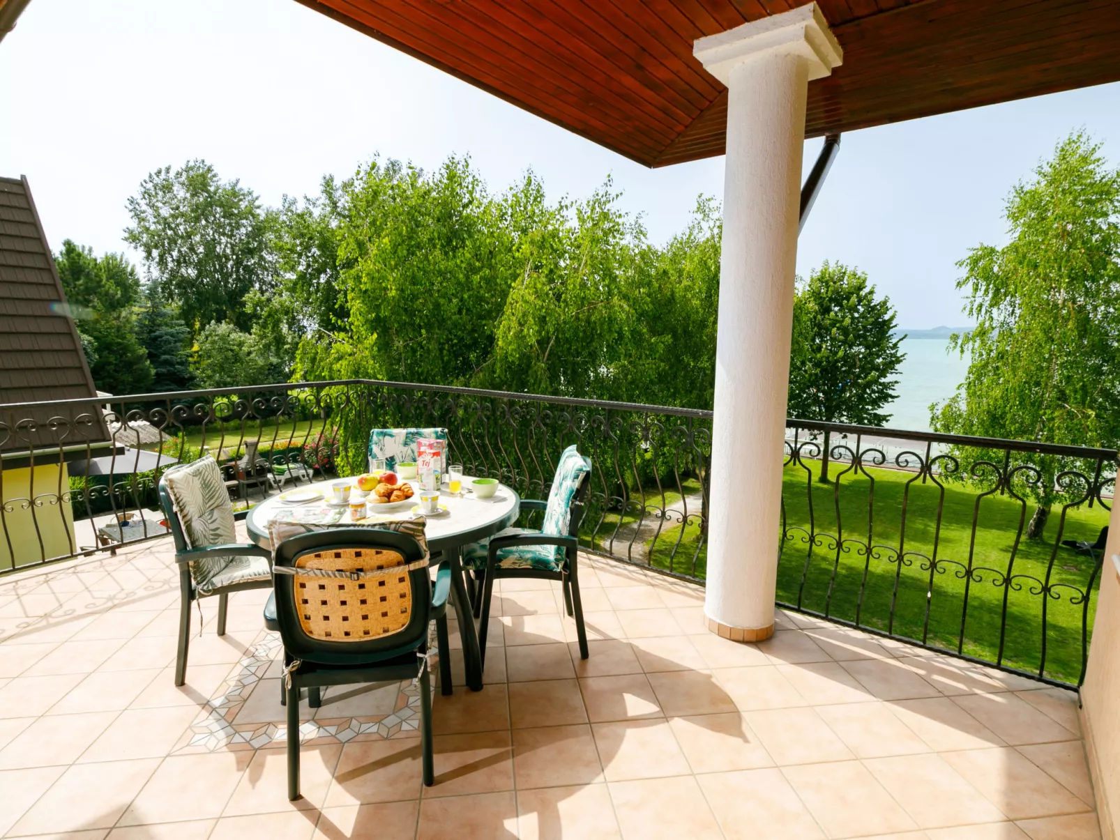 Lakefront 1-Inside
