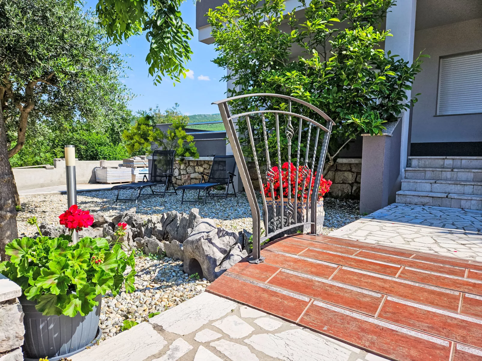 Šegulja-Outside