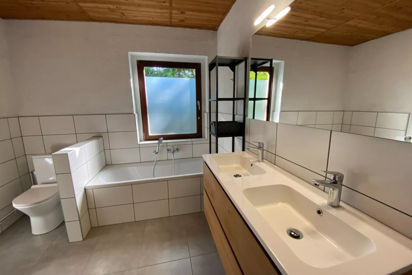 Boogie House-Bathroom