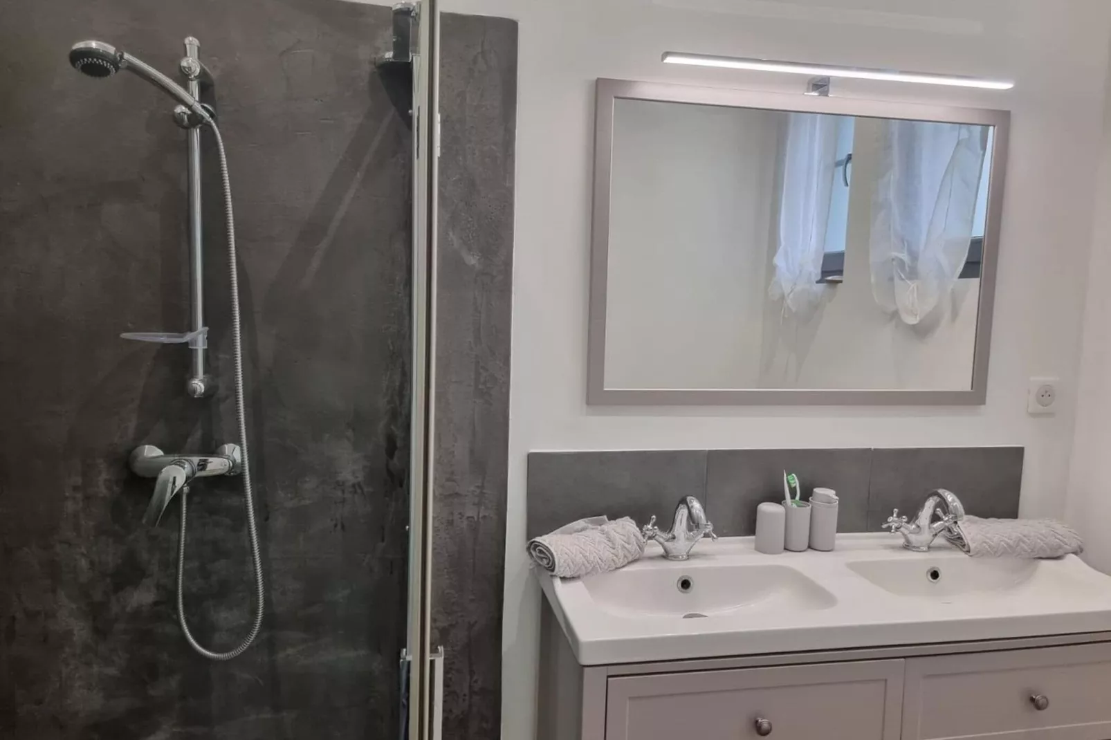 Ferienhaus in Maillane-Salle de bain