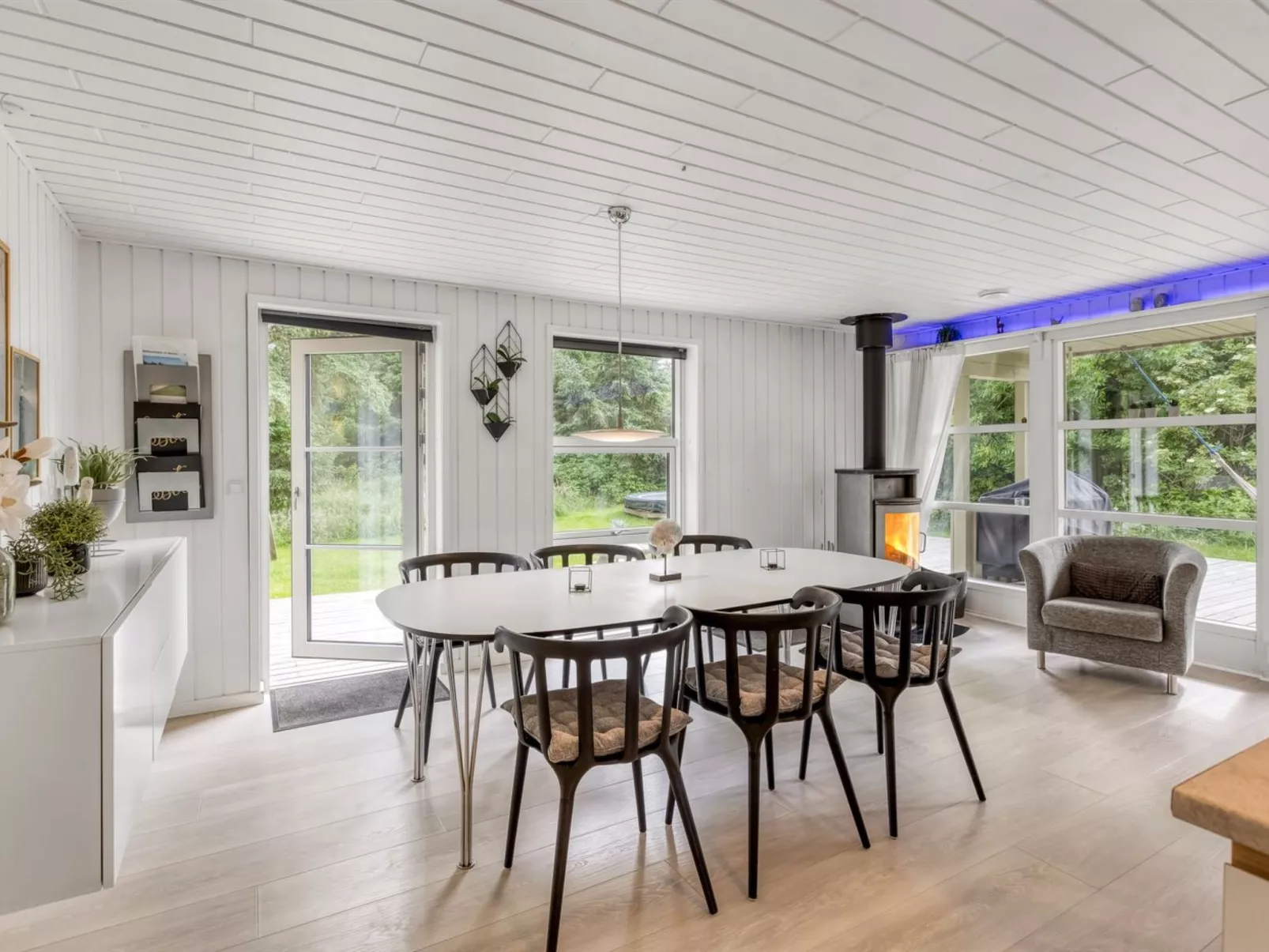 "Yngve" - 1.2km from the sea-Inside