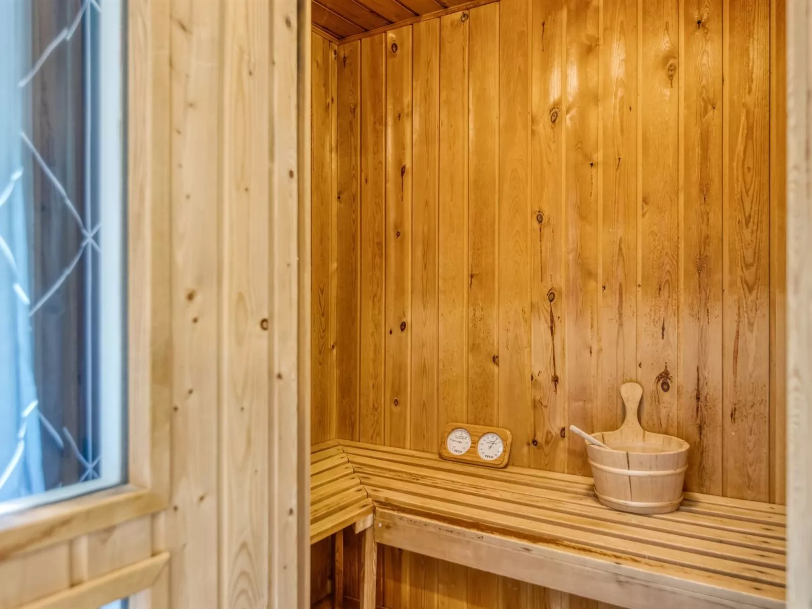 "Yngve" - 1.2km from the sea-Inside