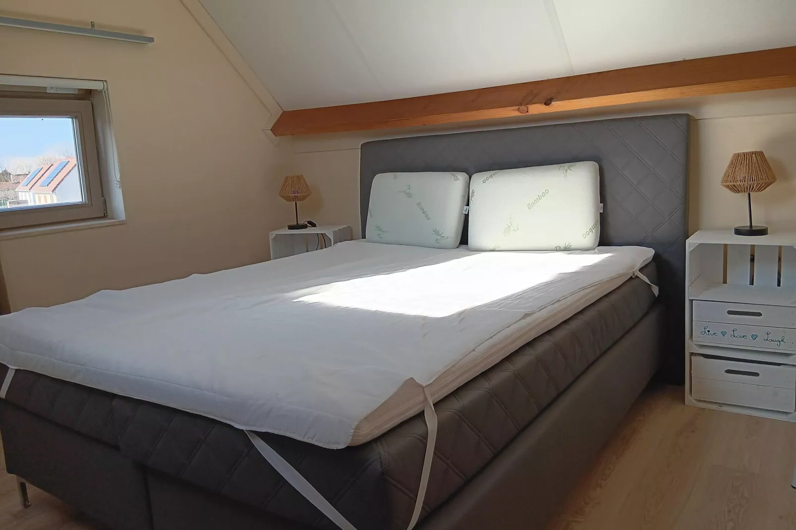 WH12-Bedroom