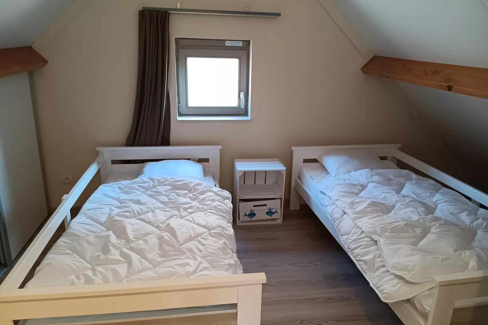 WH12-Bedroom