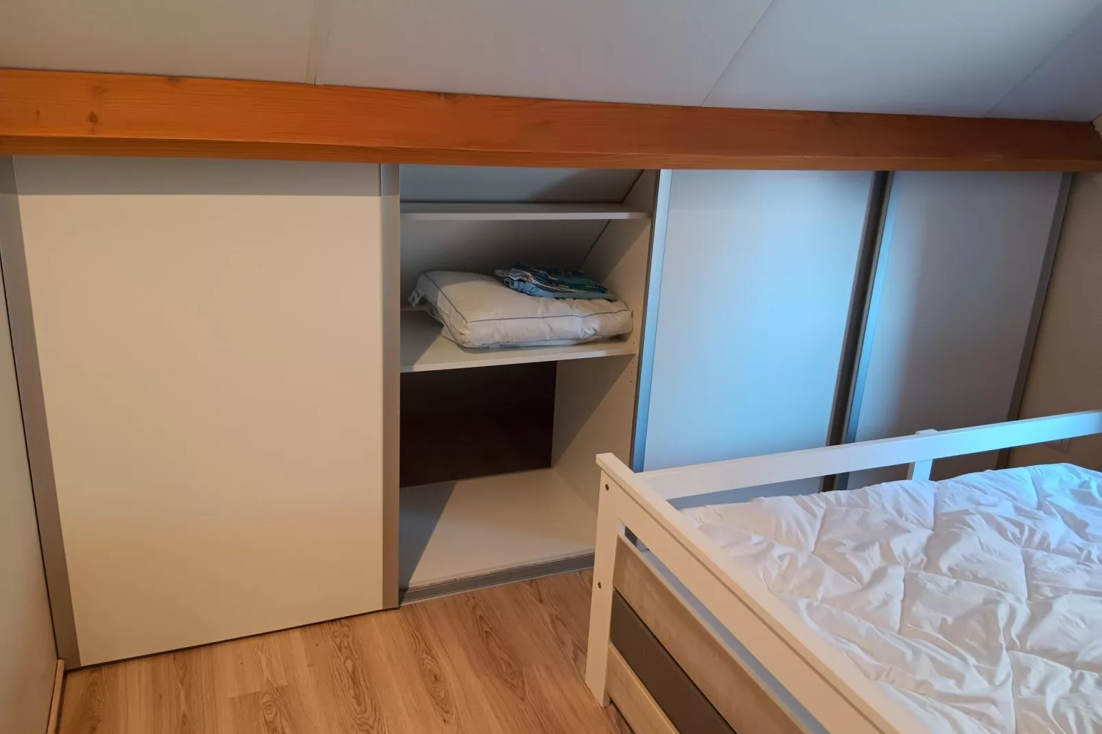 WH12-Bedroom