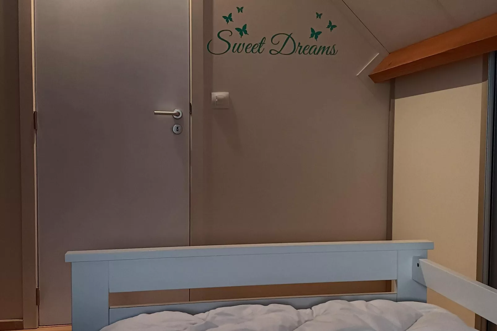 WH12-Bedroom