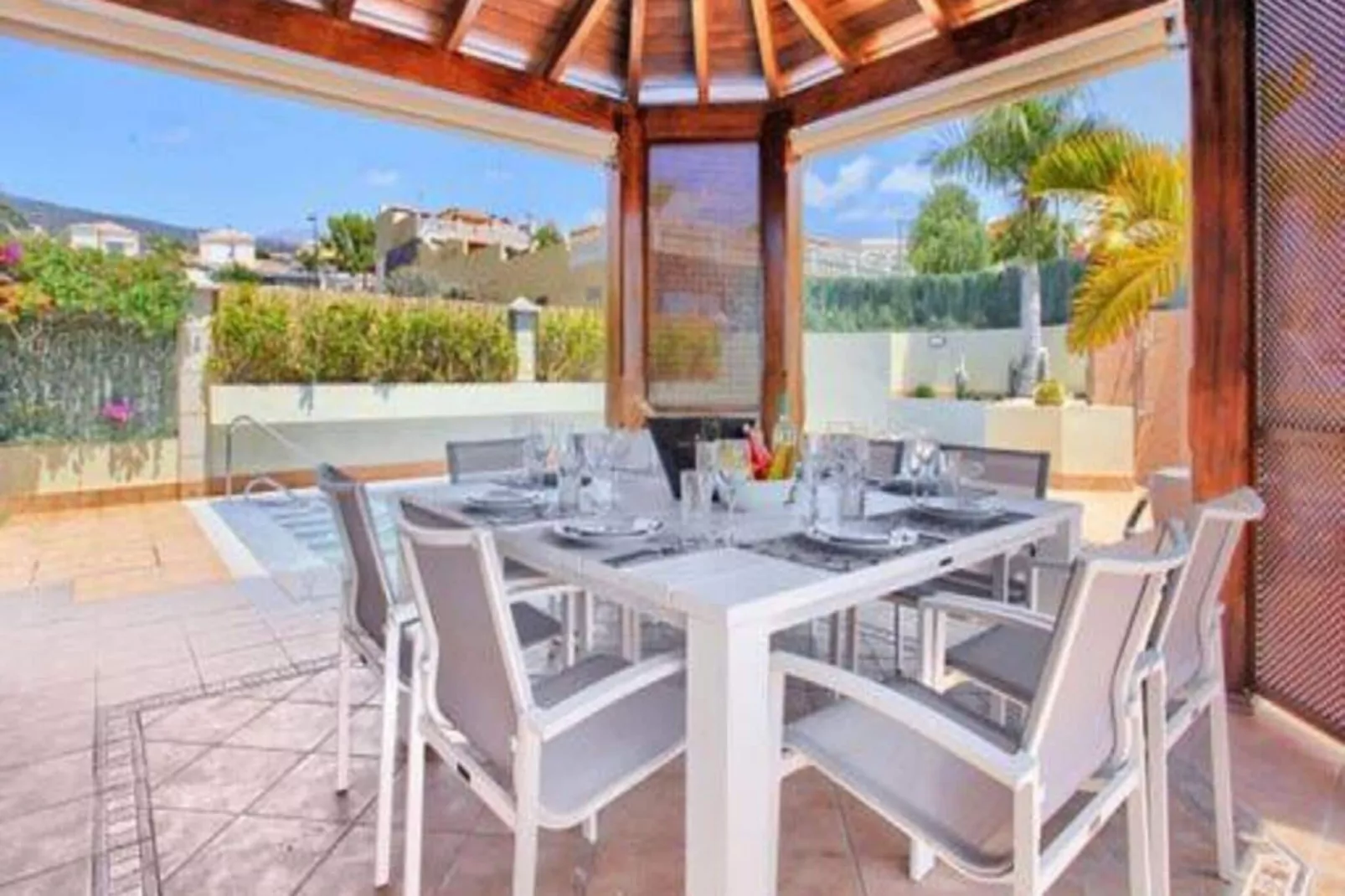 Home Holidays// Villa Home Holidays-Balcon-terrasse