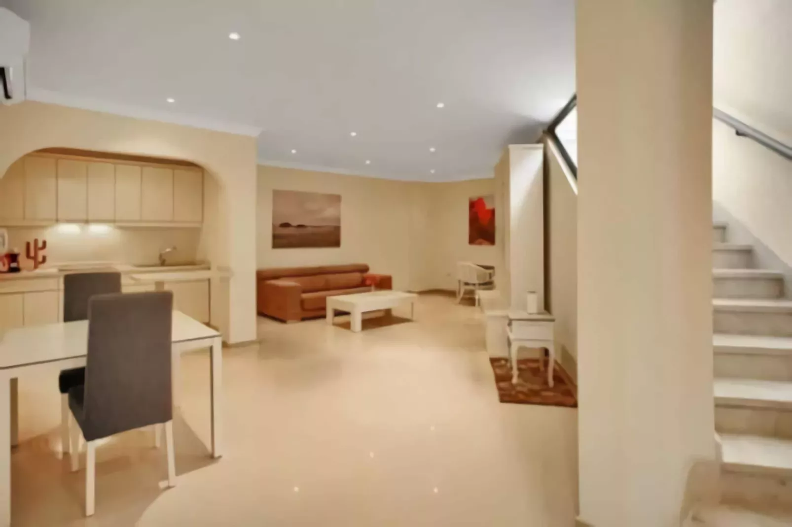 Home Holidays// Villa Home Holidays-Salon