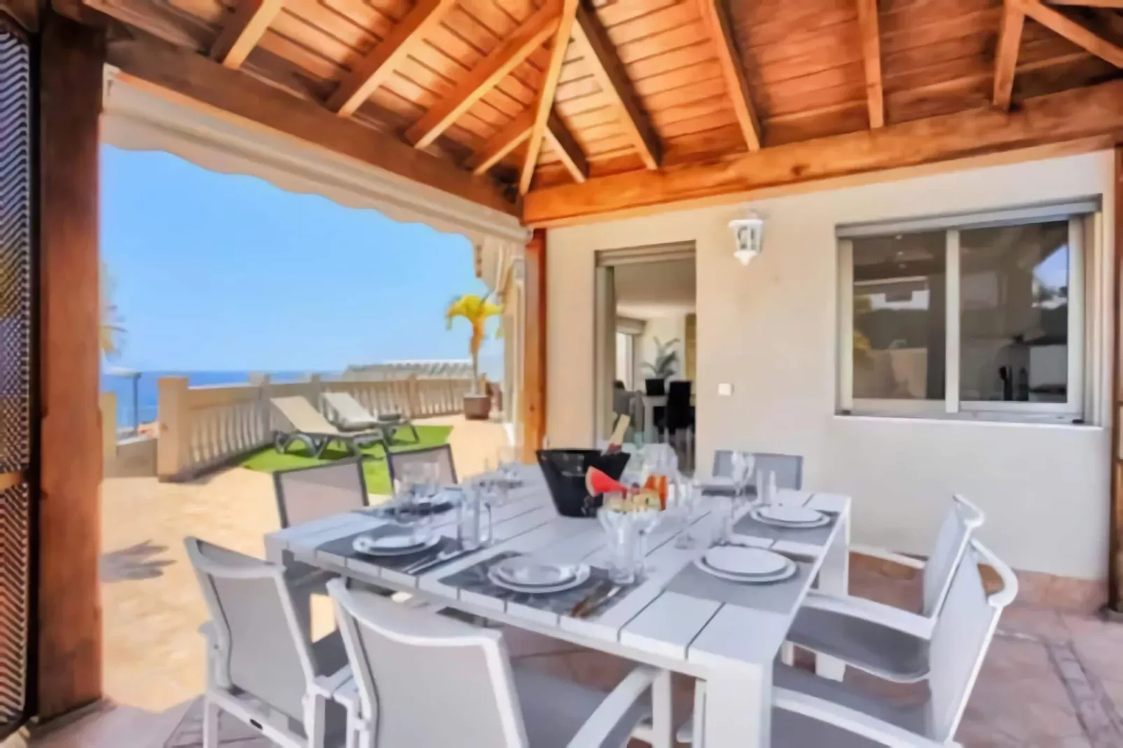 Home Holidays// Villa Home Holidays-Salle à manger