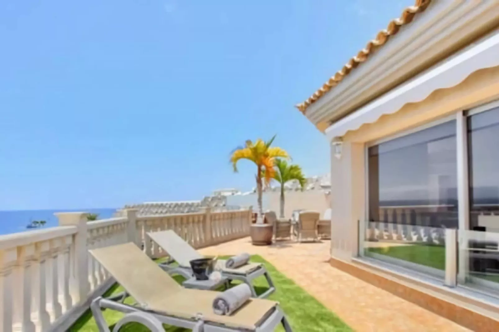 Home Holidays// Villa Home Holidays-Balcon-terrasse