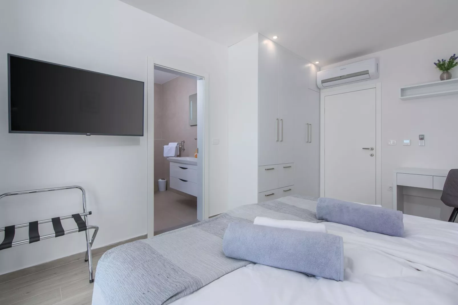Colonia-Bedroom