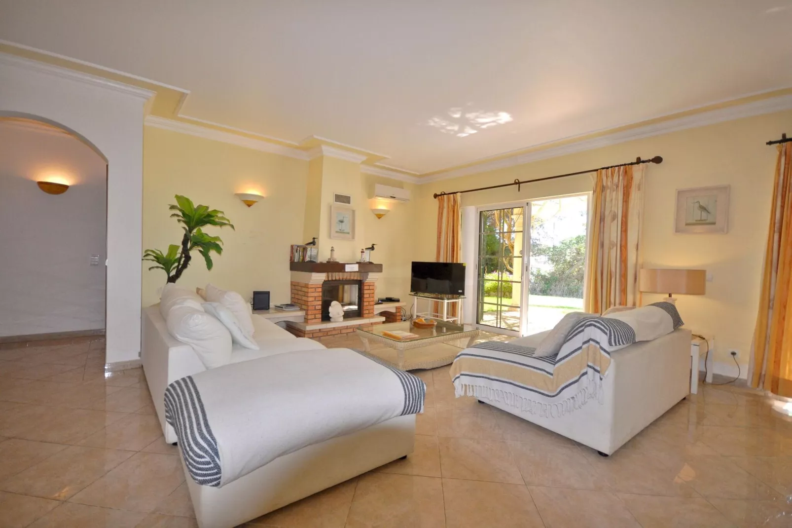 Villa Garden-Living room