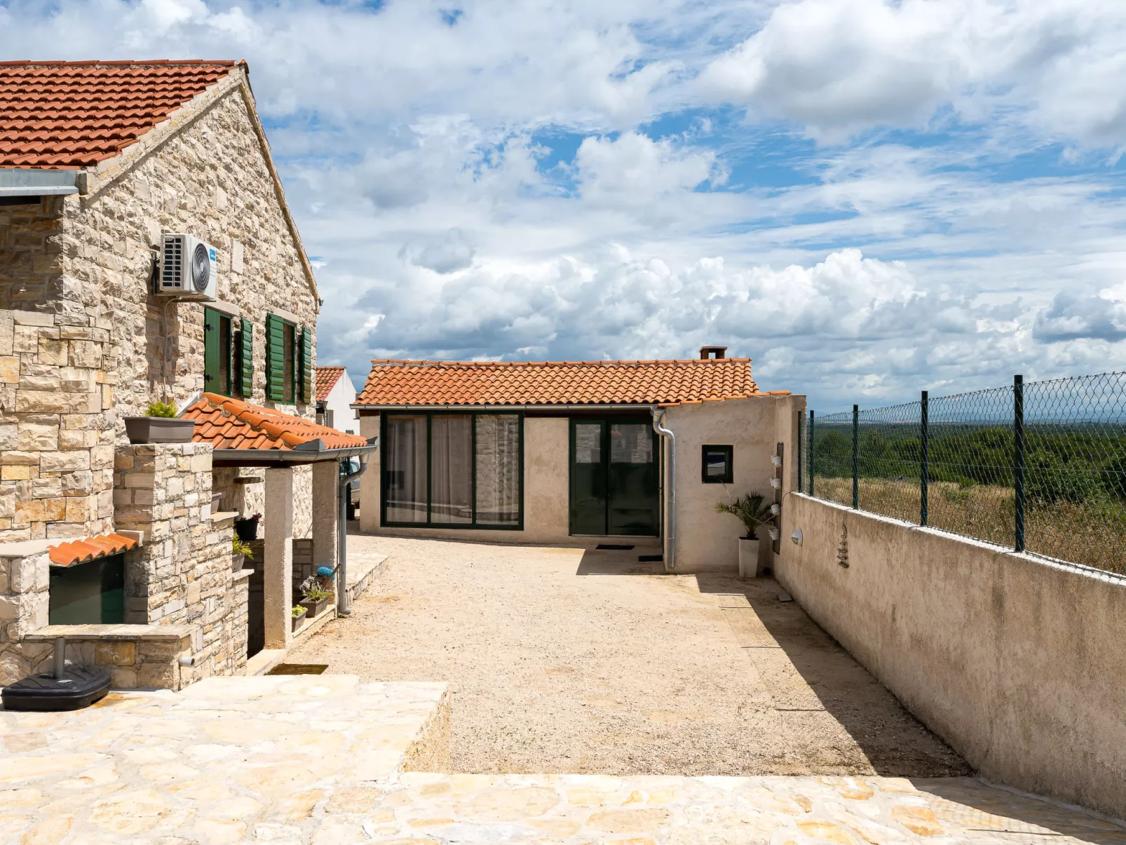 Ela-Dehors