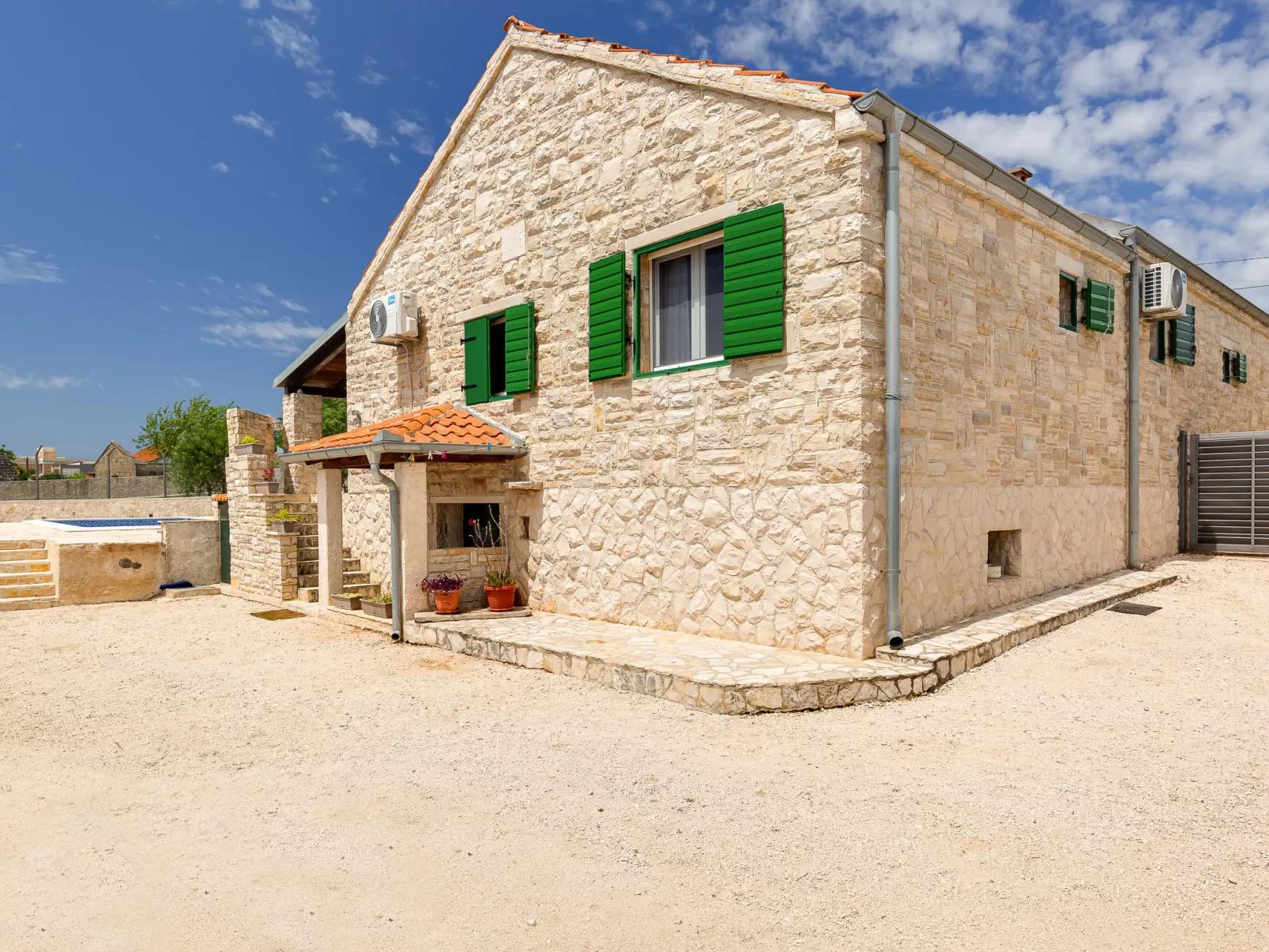 Ela-Dehors