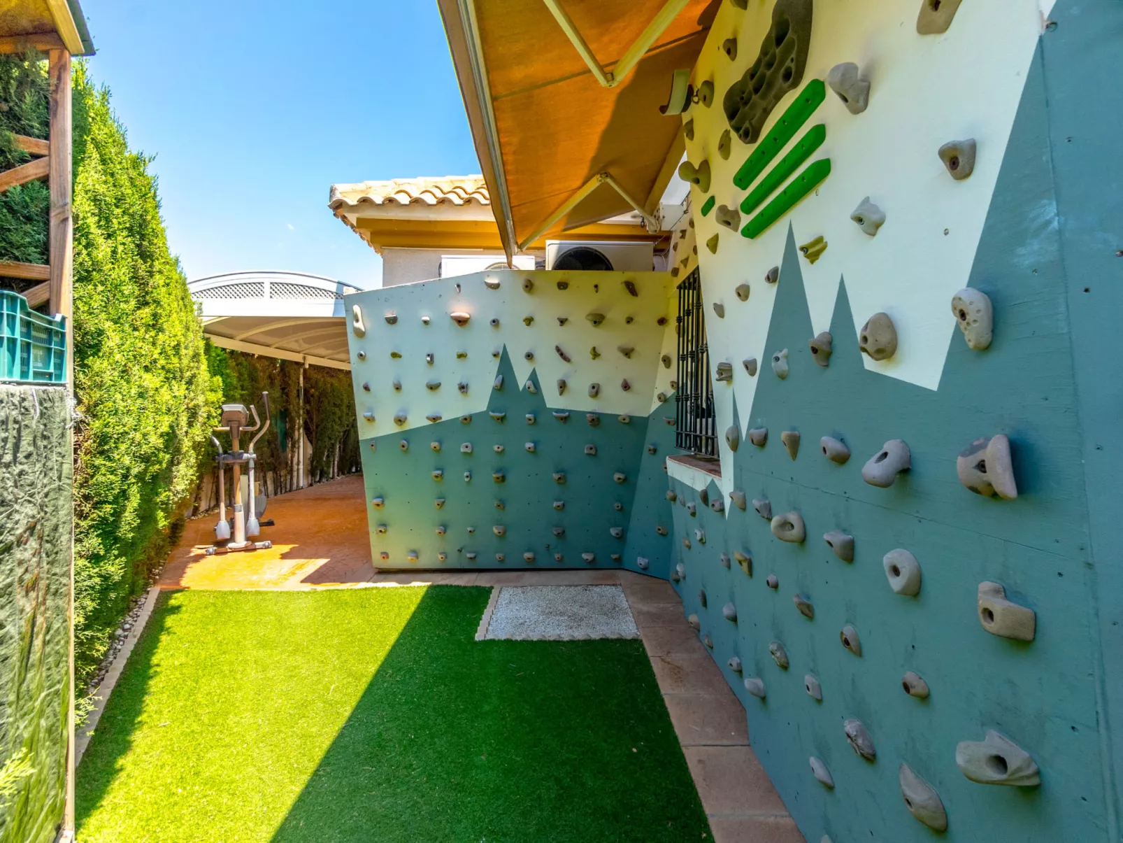 Zenia Golf-Outside