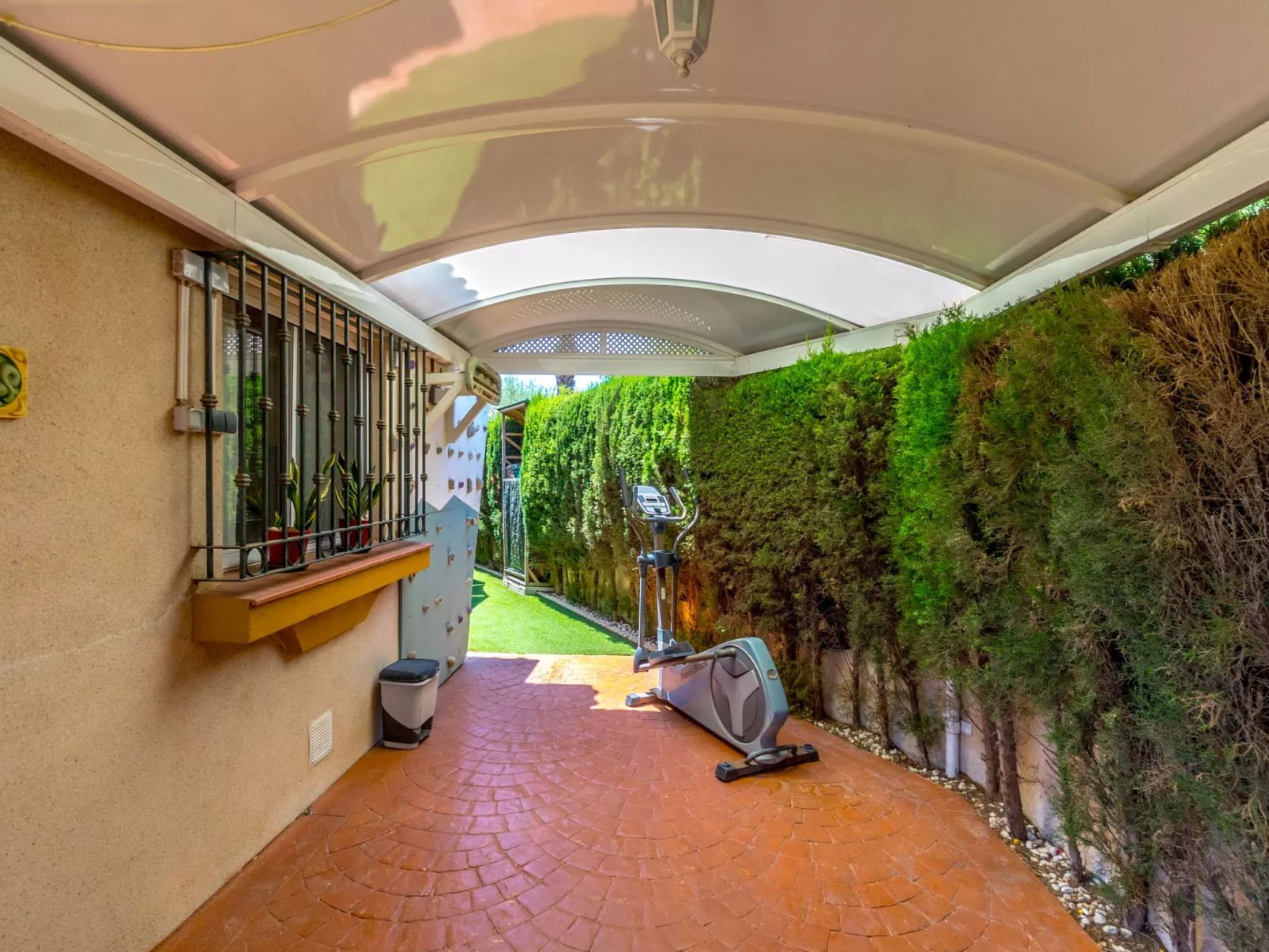 Zenia Golf-Outside