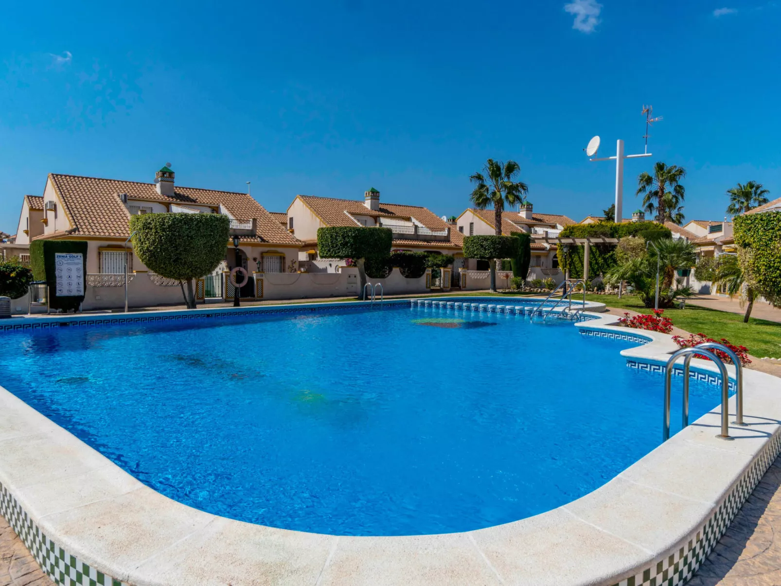 Zenia Golf-Outside