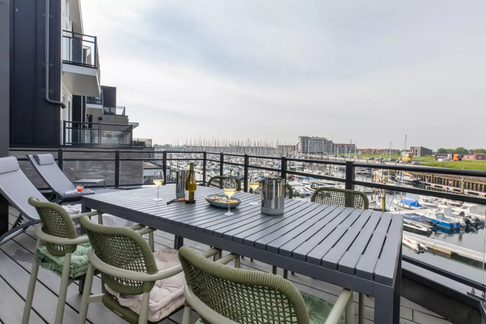 Luxe appartement Vista Maris - Havenweg 8-36 'Oester Oase'-Terrassenbalkon