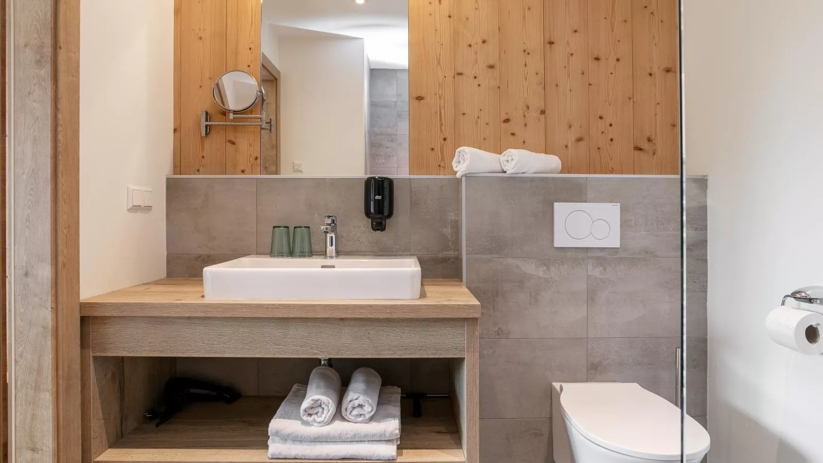 Apart33 Top 2-14-Bathroom