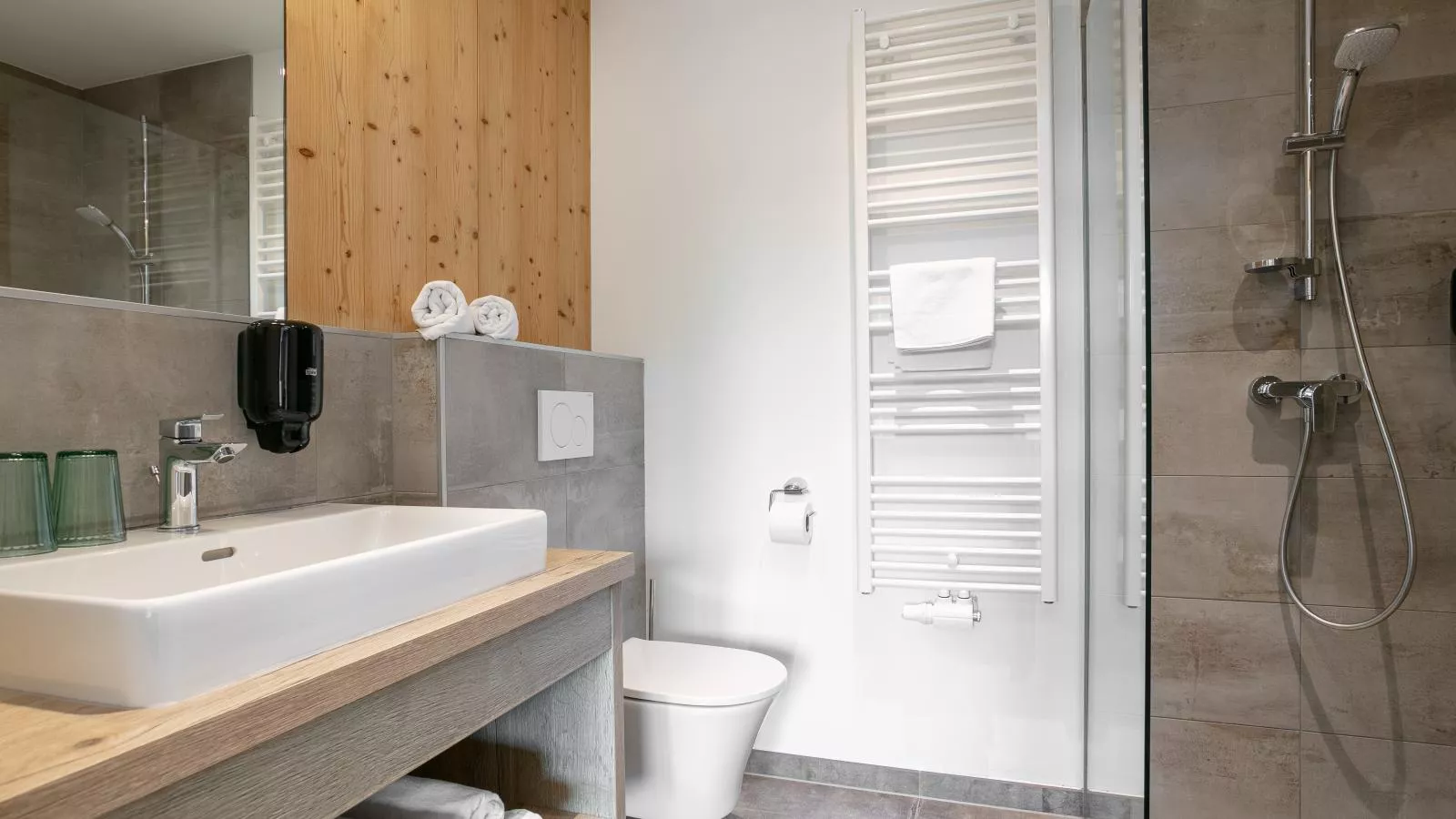 Apart33 Top 2-14-Bathroom