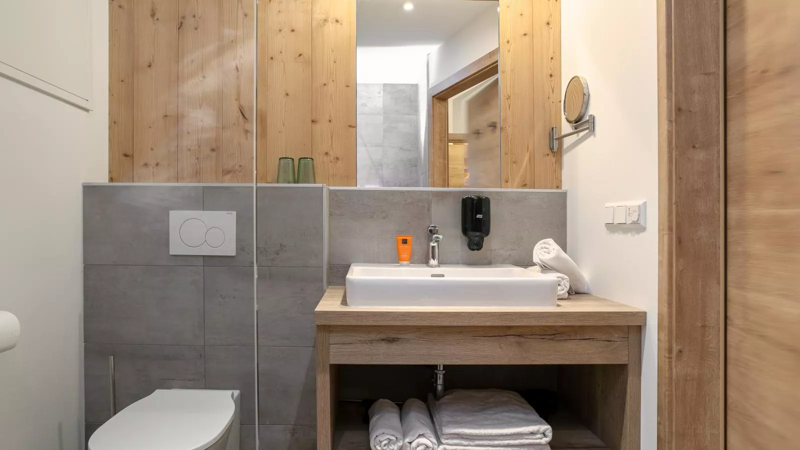 Apart33 Top 2-14-Bathroom