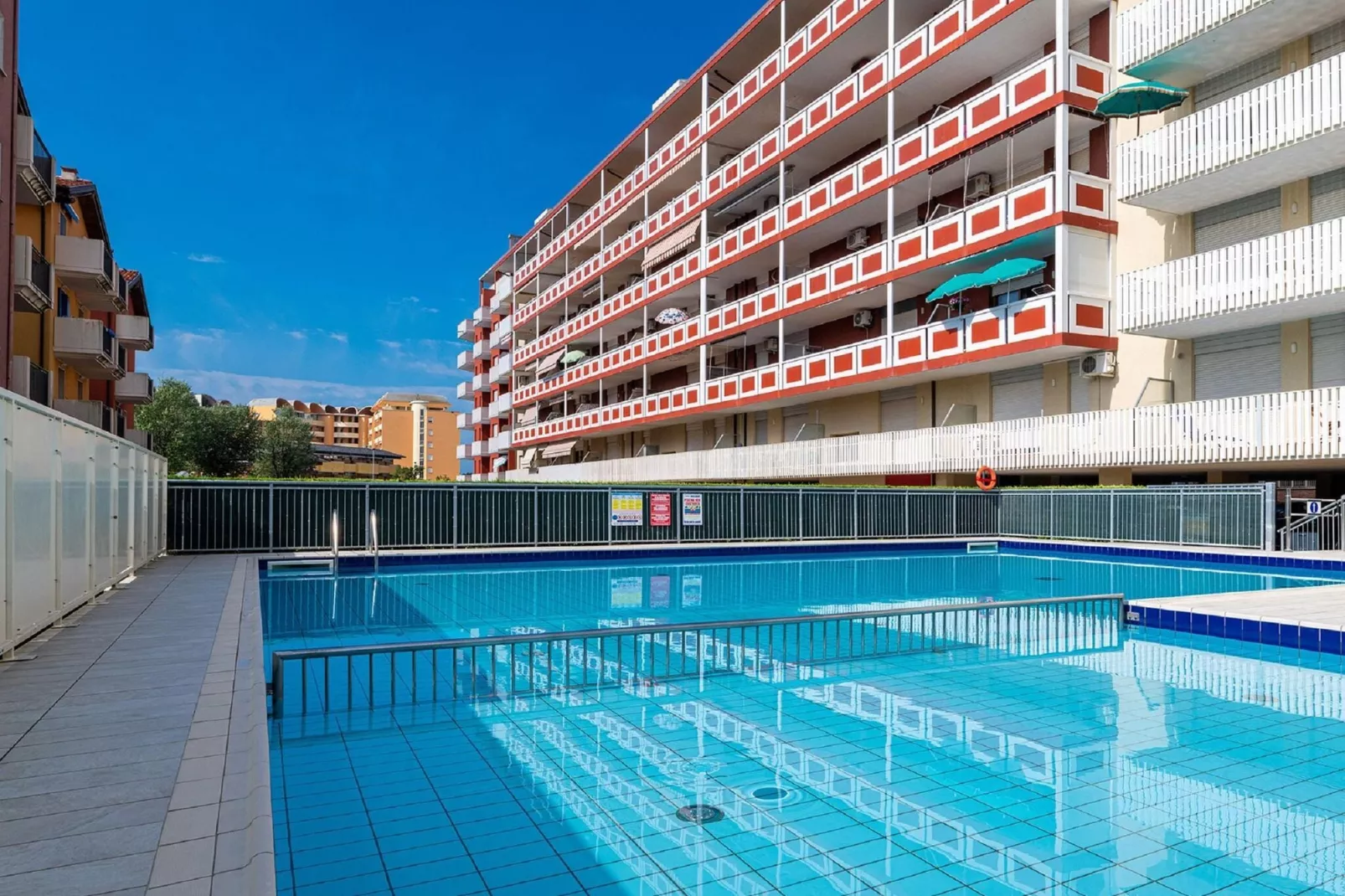 Holiday 8A-Schwimmbad