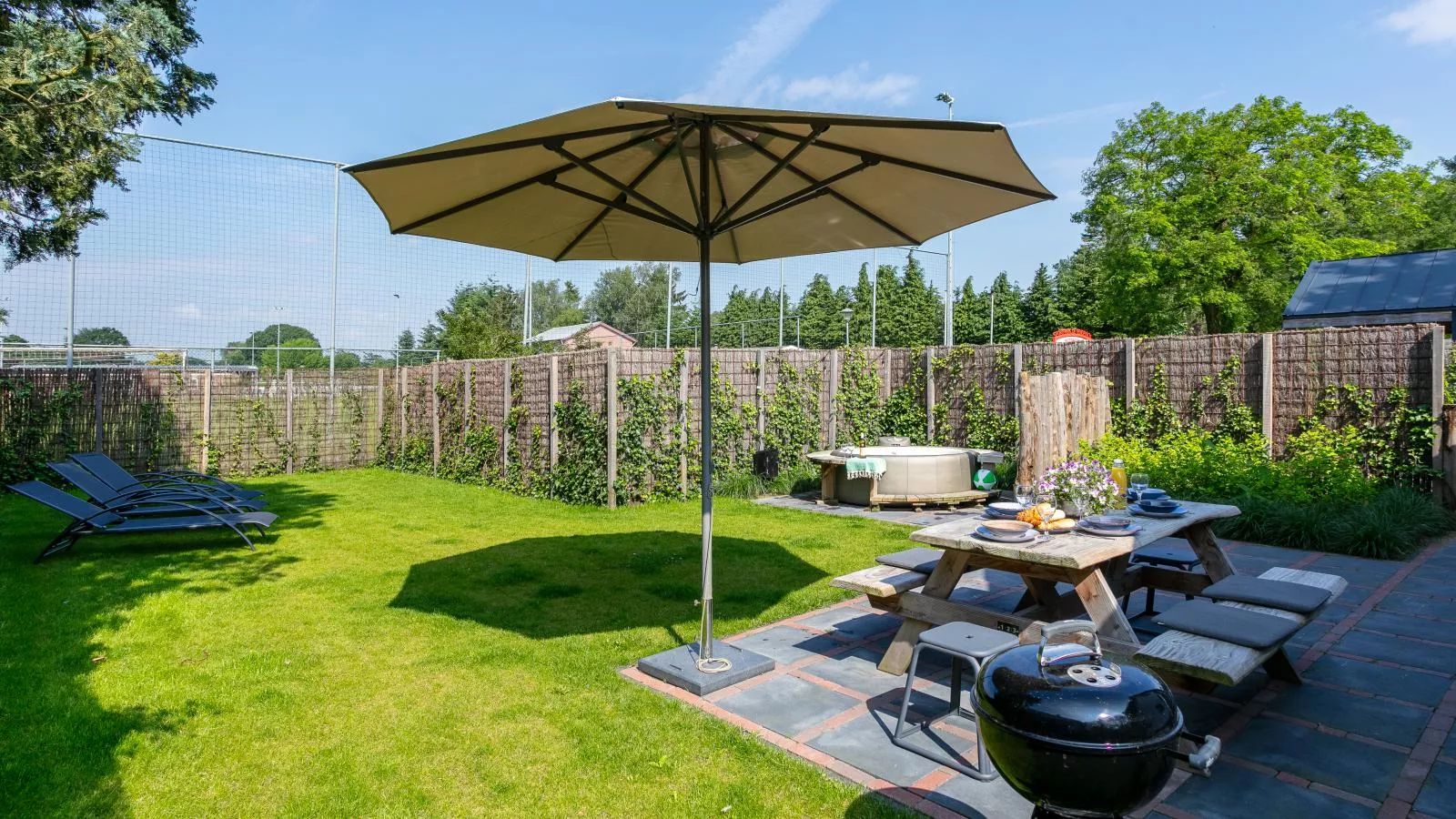 Eefs Huusje-Gardens summer