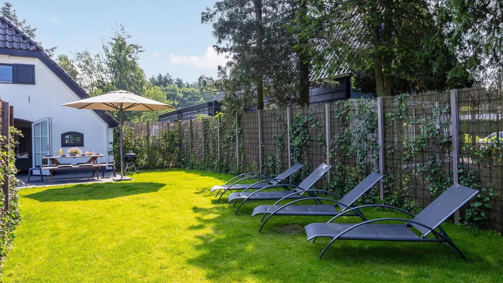 Eefs Huusje-Gardens summer