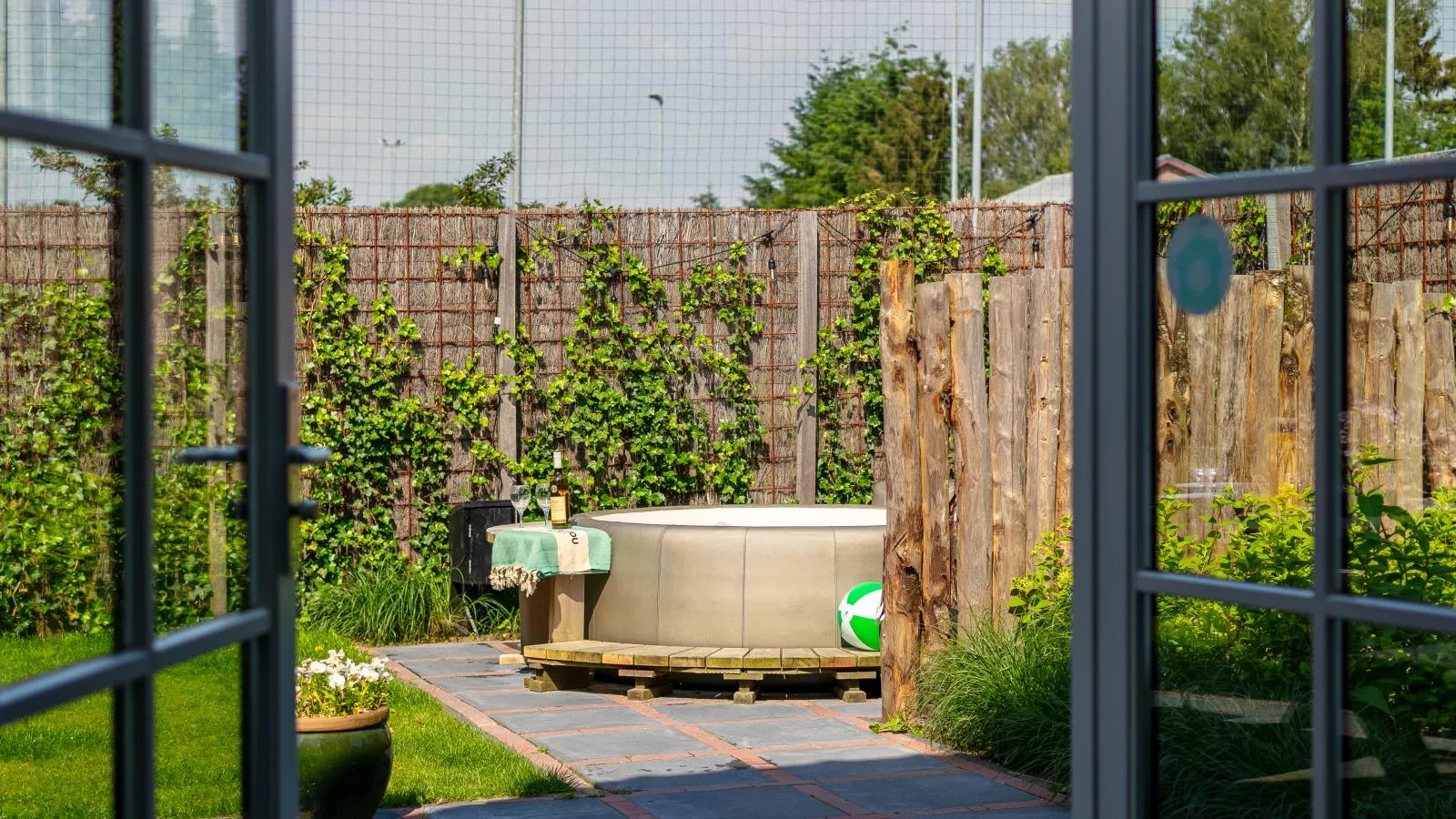 Eefs Huusje-Gardens summer