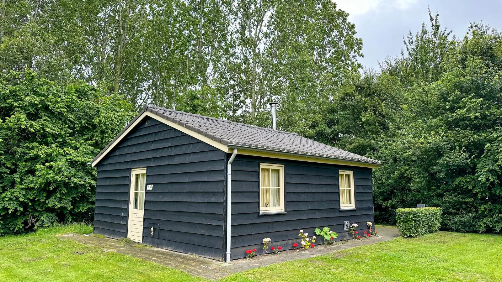 Bosrand-Exterior summer