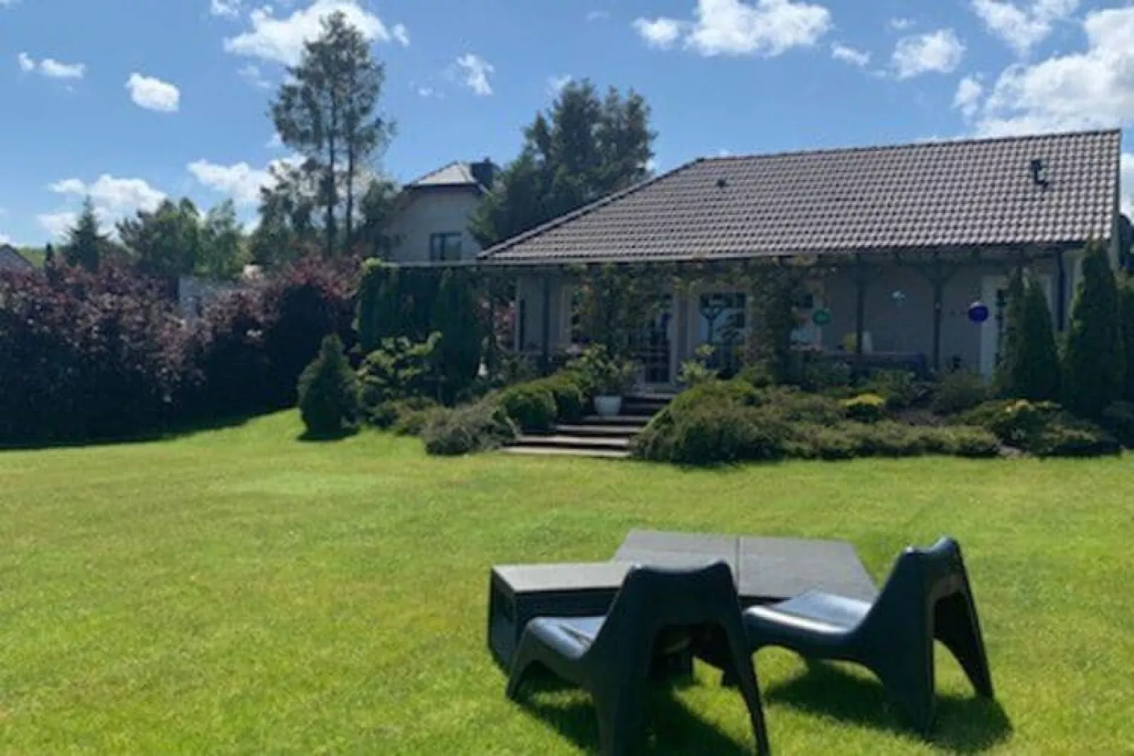Cottage by the lake in Nadole-Gärten Sommer