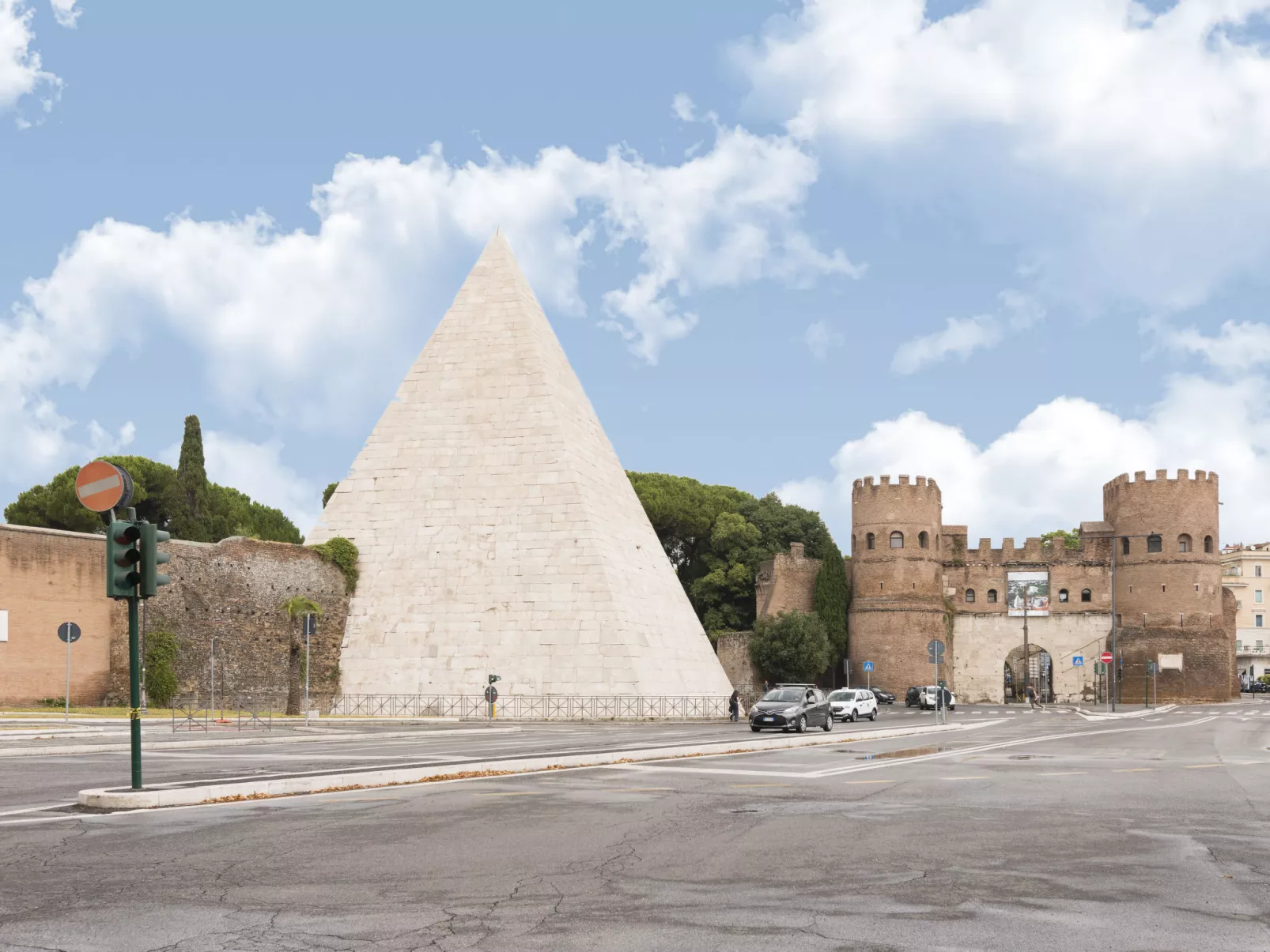 Testaccio Piramide 2-Outside
