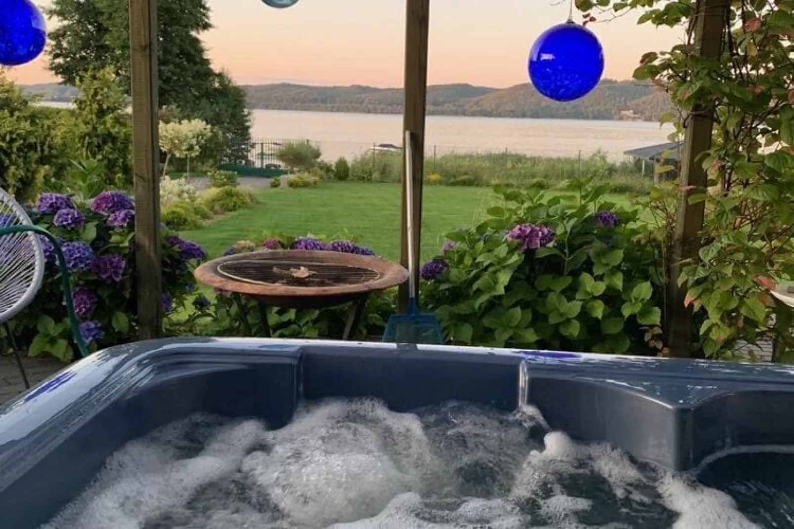 Cottage by the lake in Nadole-Terrassenbalkon