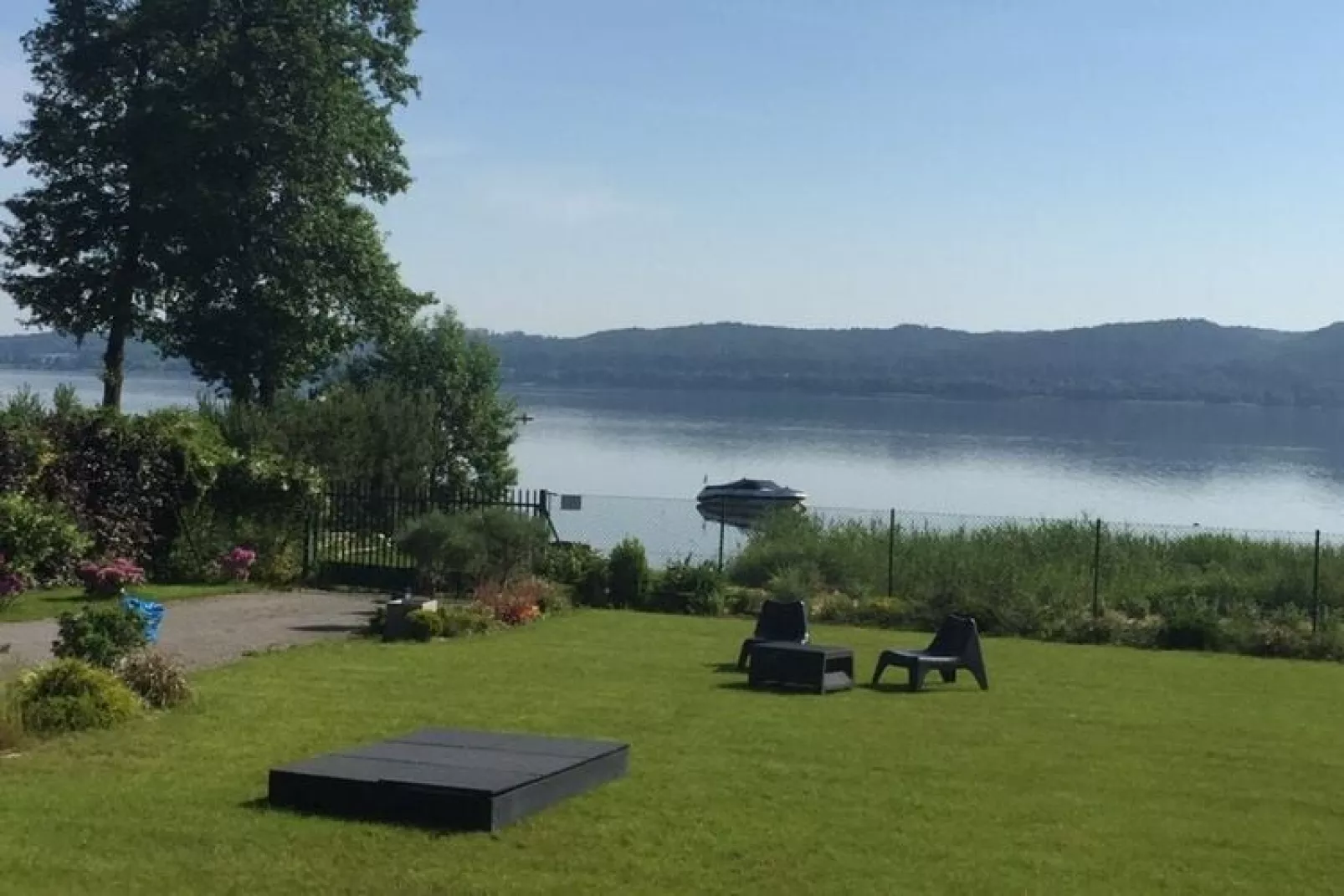 Cottage by the lake in Nadole-Gärten Sommer