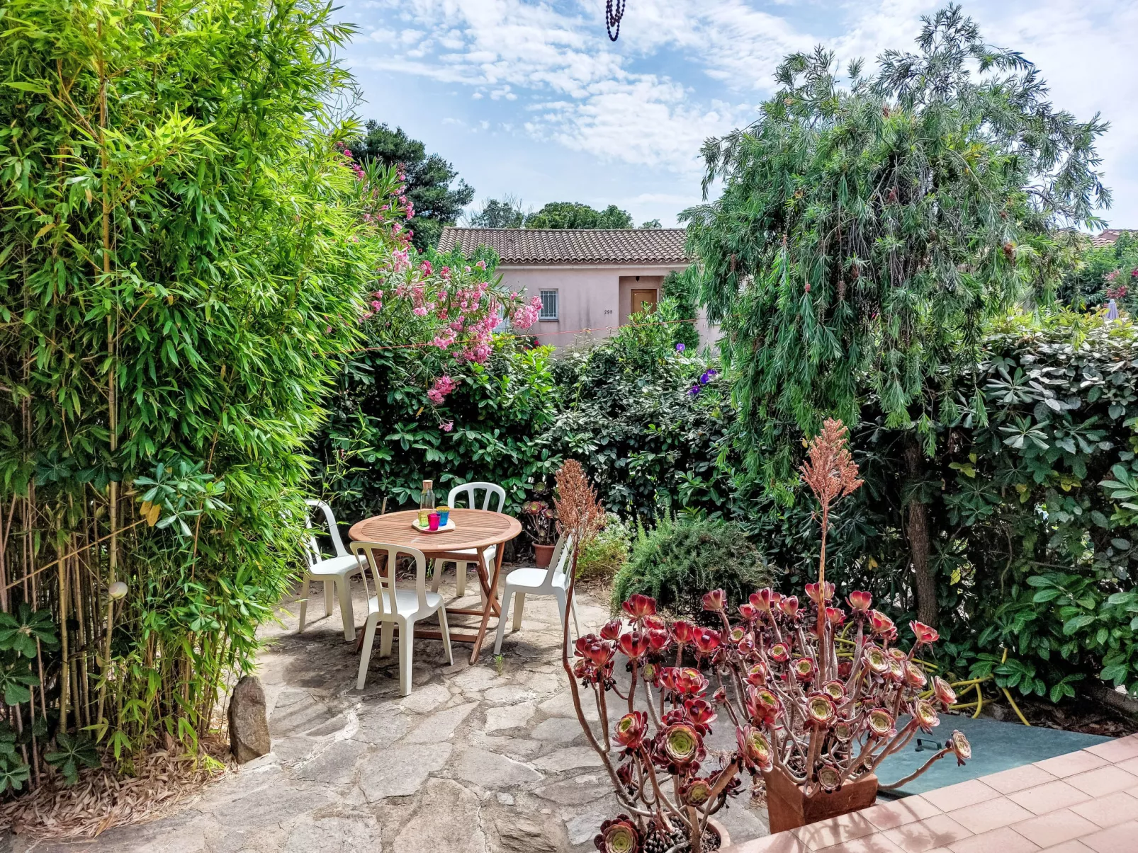 Les Mimosanes-Outside