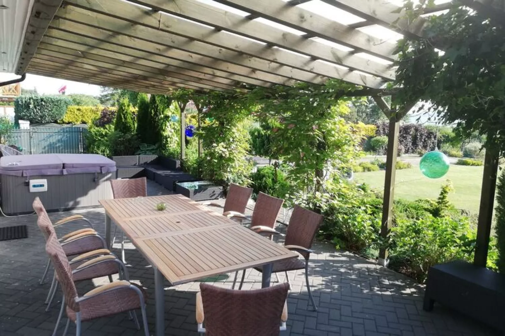 Cottage by the lake in Nadole-Terrassenbalkon