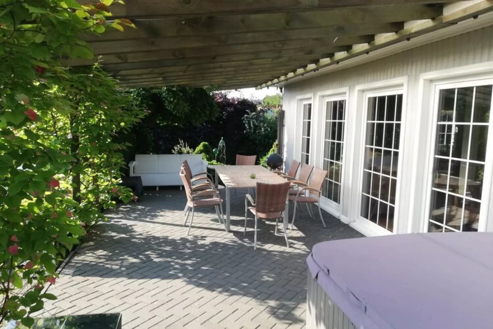Cottage by the lake in Nadole-Terrassenbalkon