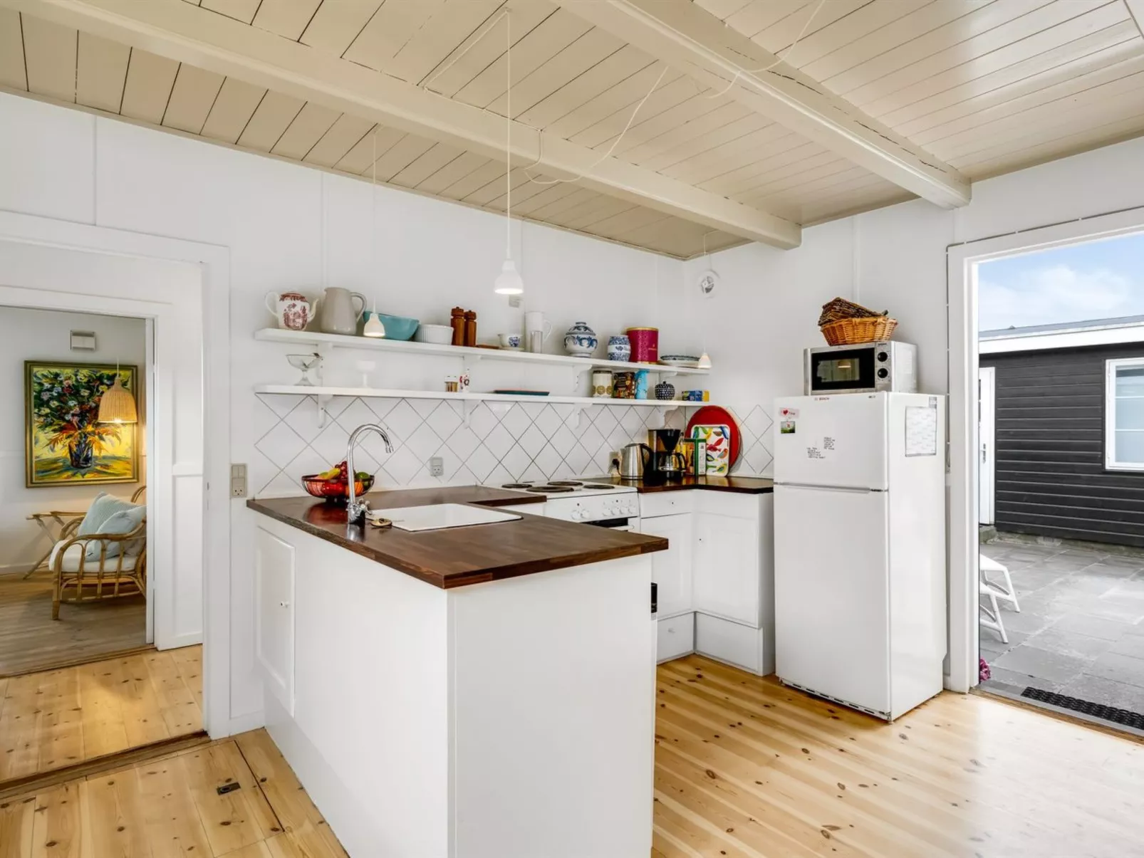 "Jamie" - 200m from the sea-Drinnen