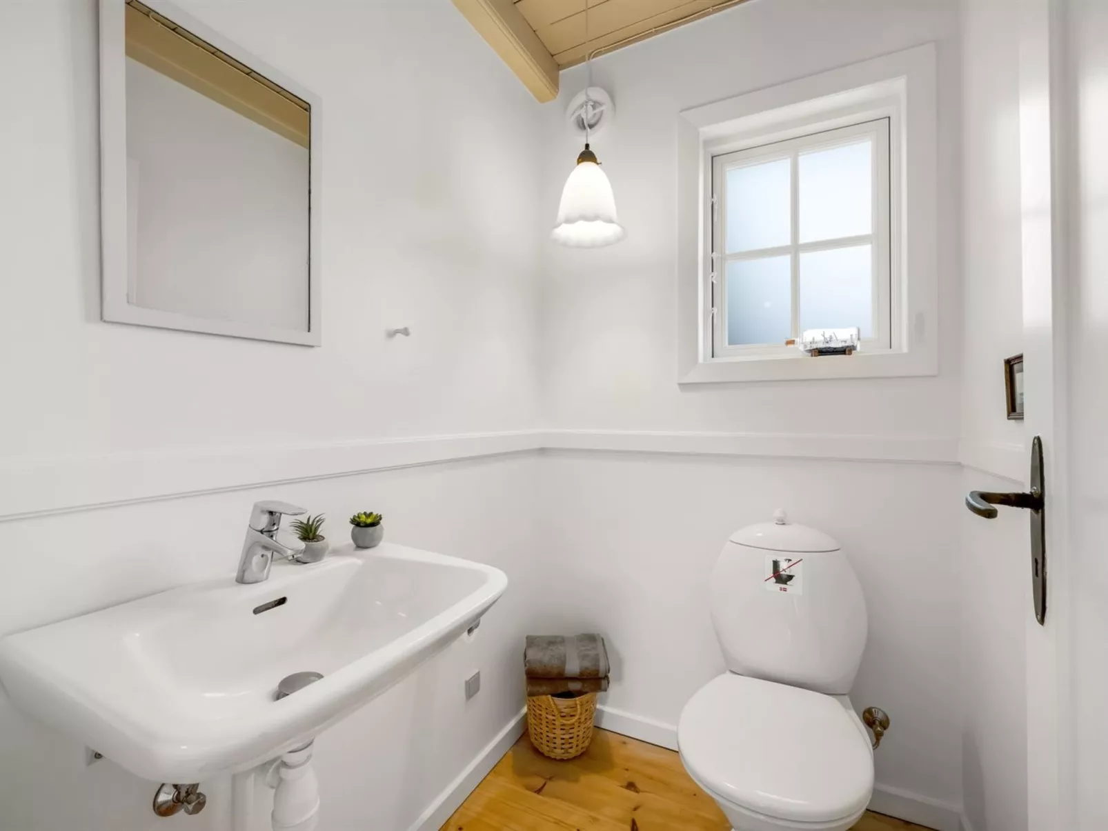 "Jamie" - 200m from the sea-Drinnen