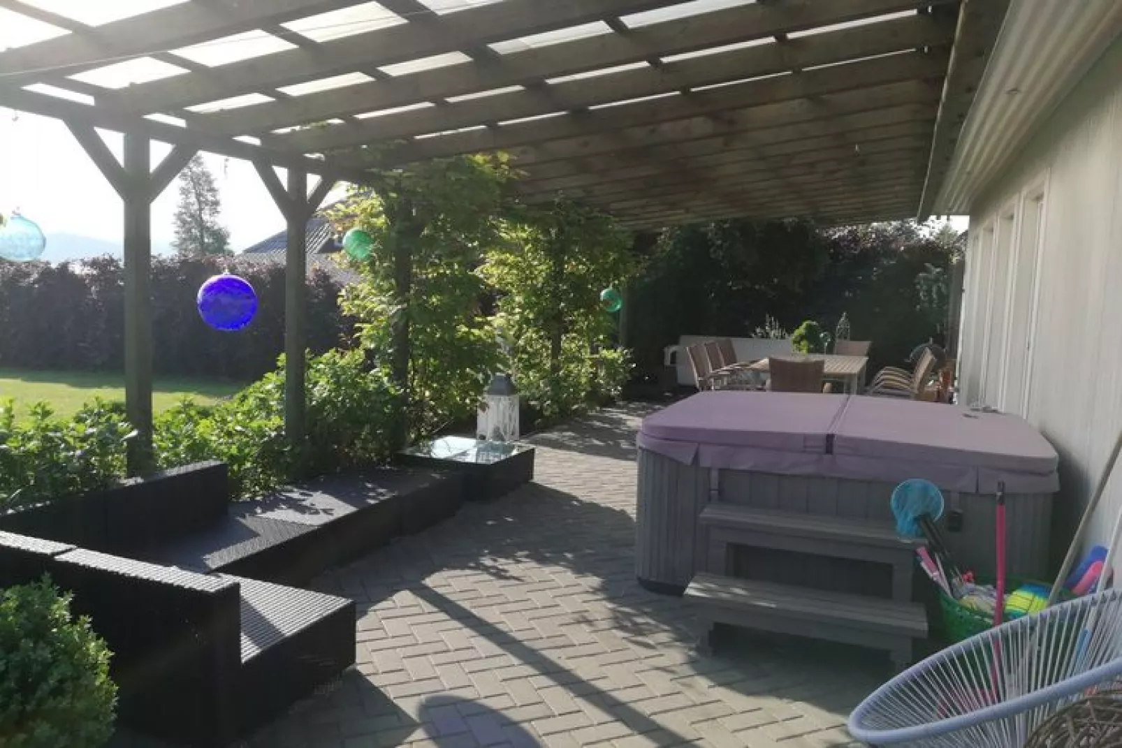 Cottage by the lake in Nadole-Terrassenbalkon