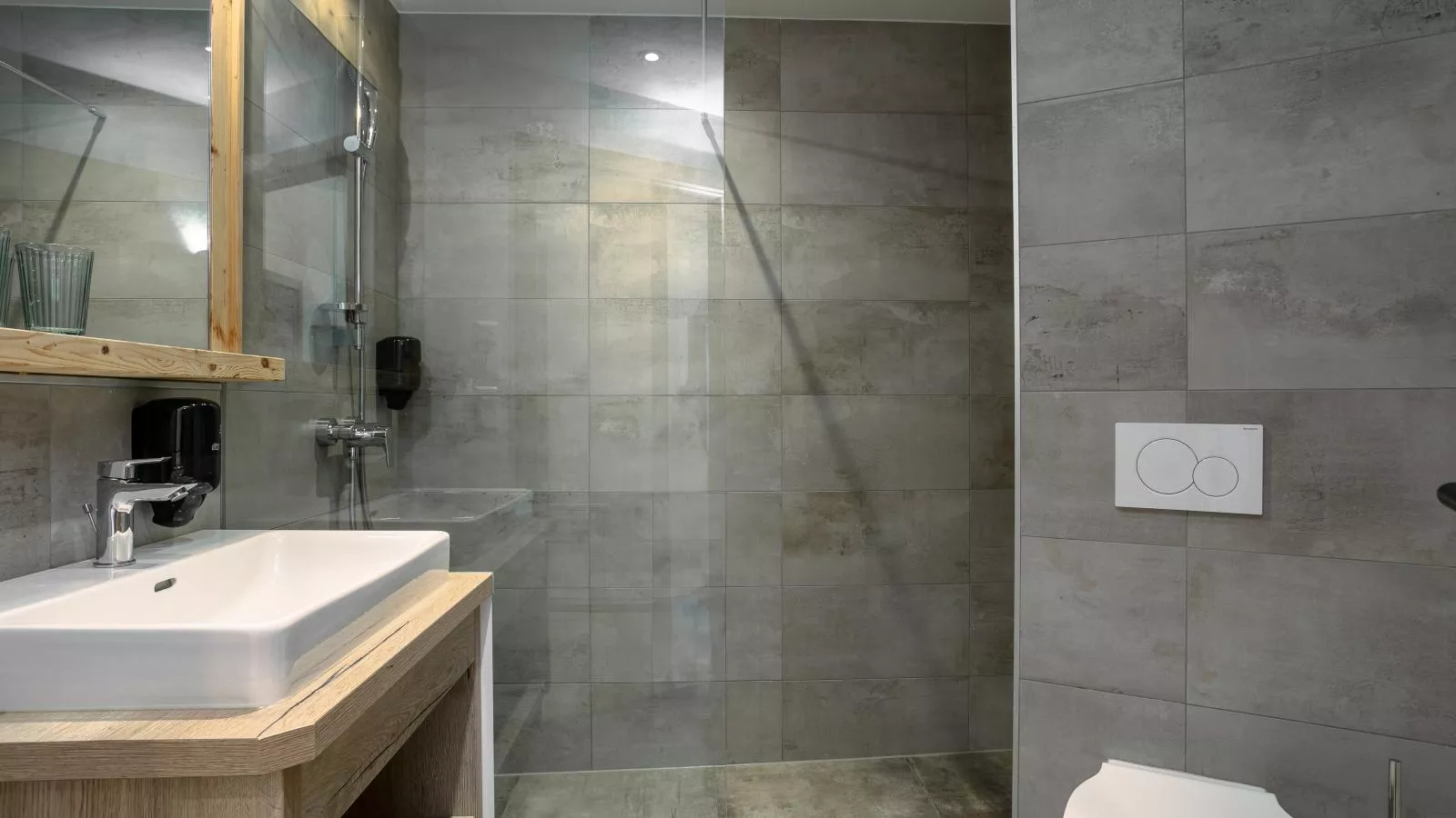 Apart33 Top 1-18-Bathroom