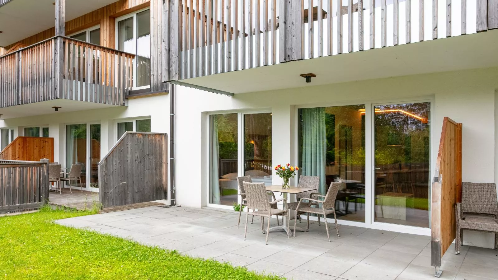 Apart33 Top 2-5-Terrace balcony