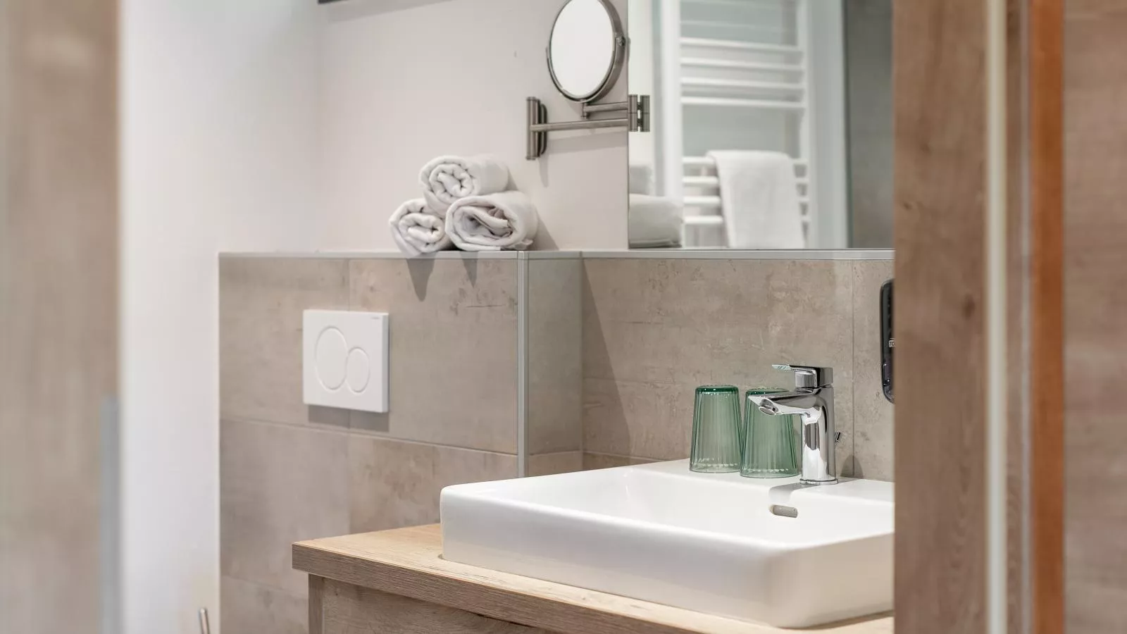 Apart33 Top 2-6-Bathroom