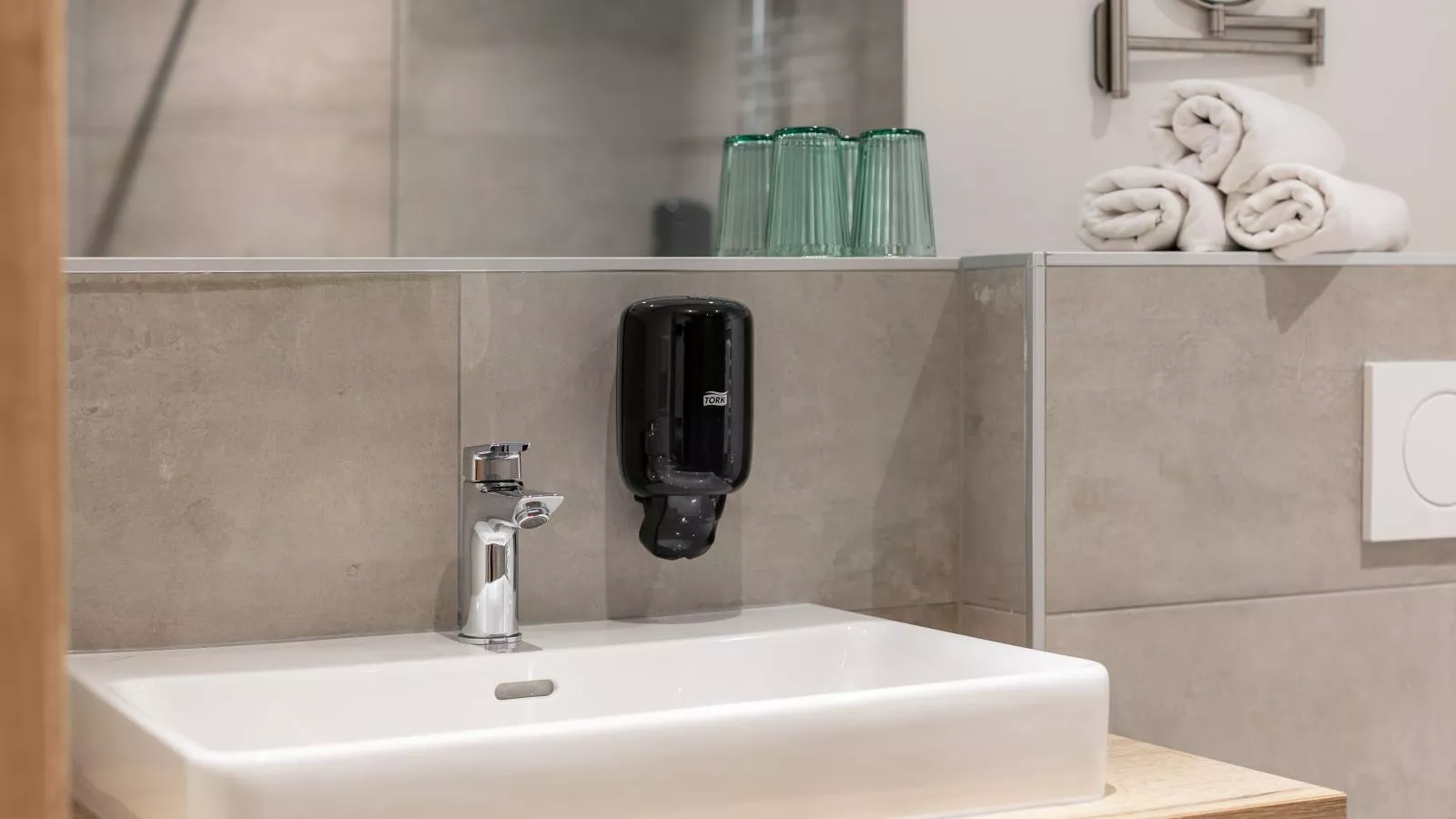 Apart33 Top 2-6-Bathroom